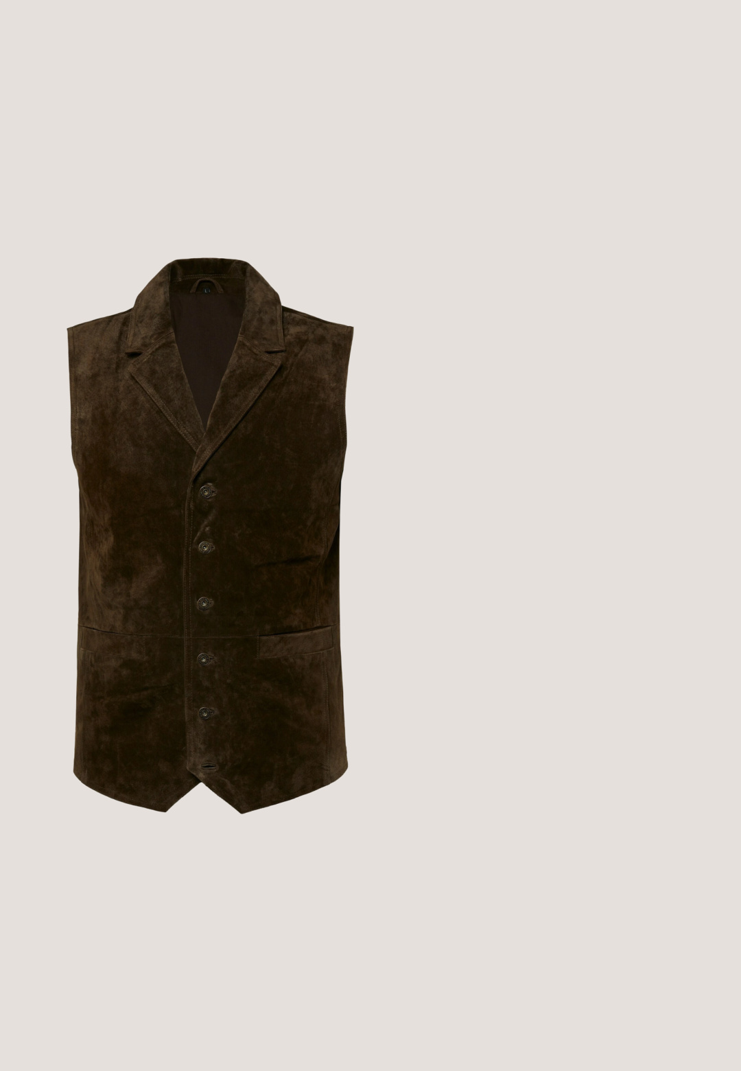 Bruine suède vest met een ingesneden kraag, vijf knopen en twee voorzakken. Soepele textuur en getailleerde vorm. Geen mouwen.; Donkerdenim langärmige shirt met puntkraag, twee borstzakken, witte knopen en contrasterende gele stiksels. Glad, stevig stof.; Bruine, op maat gemaakte broeken van gestructureerde stof. Voorzien van een enkele knoopsluiting, twee voorkennis en een rechte pasvorm.; Bordeaux lederen enkelboot met een gladde afwerking, elastische zijpanelen, een ronde neus, decoratieve stiksels en een lage blokhak.; Bordeaux sjaal gemaakt van lichte stof, met witte paisleypatronen en een decoratieve rand. Driehoekige vorm met een label.; Bruine leren riem met gegraveerd chevronpatroon en sierlijk zilveren gesp, opgerold op een witte achtergrond.