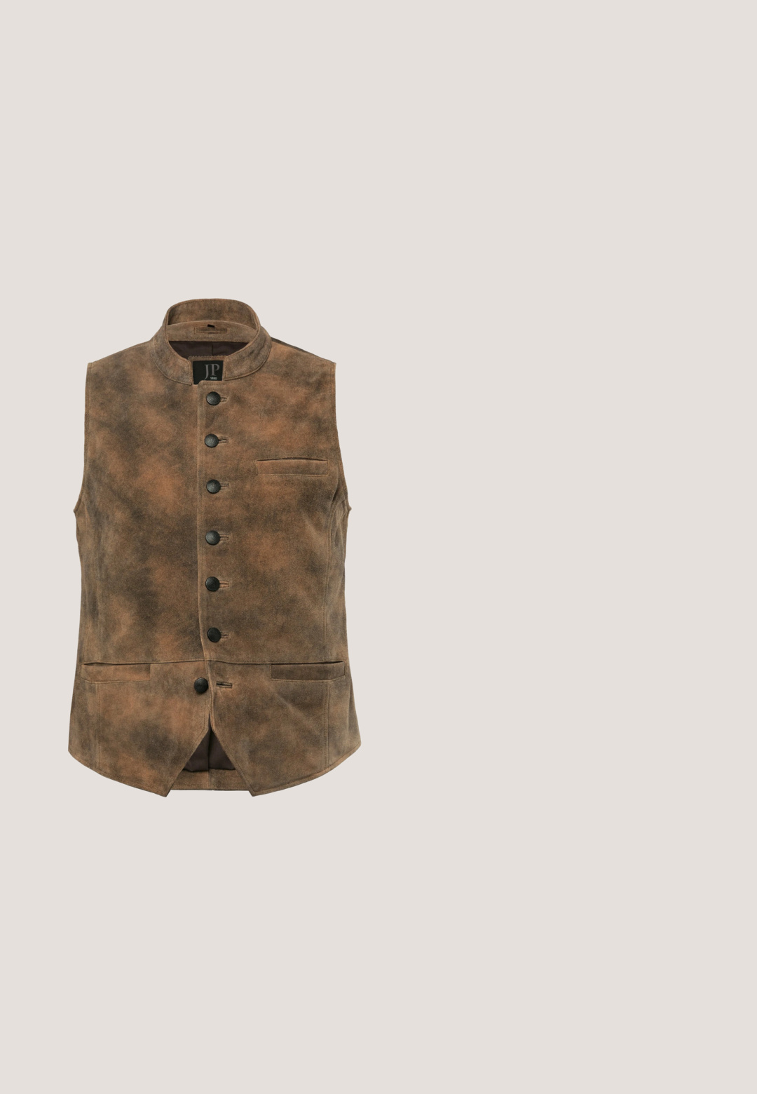 Braune Wildlederweste mit Stehkragen, ausgestattet mit sechs schwarzen Knöpfen, einer Brusttasche und zwei Fronttaschen. Glatte Textur und taillierte Passform.; Beige Strickjacke mit tailliertem Reverskragen, aufgesetzten Taschen vorne und vier Knopfverschluss. Weicher Stoff mit einem eleganten Design.; Dunkelblauses Denim-Hemd mit langen Ärmeln und spitzem Kragen, zwei Brusttaschen, weißen Knöpfen und kontrastierendem gelbem Stich. Glattes, robustes Material.; Braune Cordhose mit Falten, seitlichen Taschen, Gürtelschlaufen und einem Knopfverschluss an der Taille, flach auf einem weißen Hintergrund liegend dargestellt.; Braune Lederstiefel mit dekorativen Broguedetails, runder Zehenform, Schnürdesign und niedrigem, gestapeltem Absatz. Enthält eine Zuglasche hinten.; Brauner Leder-Gürtel mit einer gebürsteten Metallschnalle, zeichnet sich durch eine glatte Textur und ein klassisches Design aus. Der Riemen läuft zur Spitze hin schmaler zu.