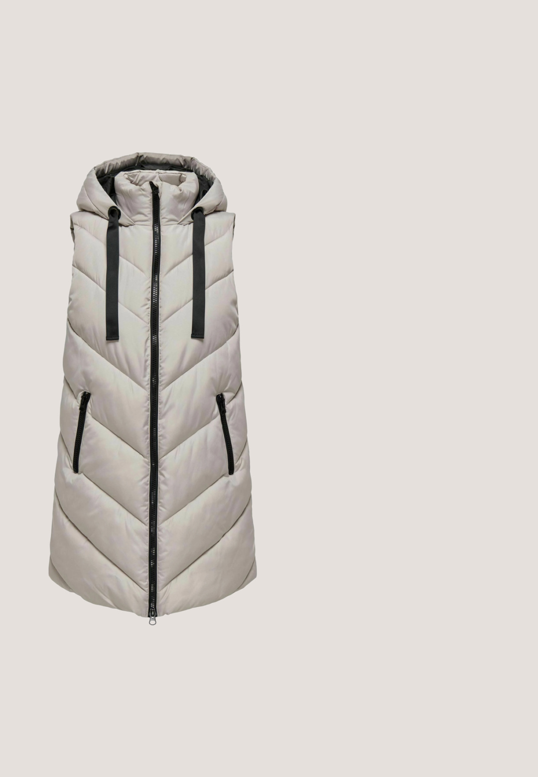 Lysegrå puffer vest med et chevron quiltet design, hætte, front lynlås lukning og to lynlåsede sidelommer, med sorte hardware og accenter.; Pieces PCRIA SS TEE STRIPES NOOS BC - T-shirts print - silver mink; Strikkede shorts med marineblå og hvide vandrette striber, med en ribbet talje og en tekstureret stoffinish.; Hvide sneakers med et chunky design, fremstillet af læder og syntetiske materialer, med teksturerede detaljer, snørebånd og et fremtrædende logo i guld.; Cremefarvet læderhåndtaske med kort håndtag og aftagelig beige stofskulderrem med geometrisk mønster og guldfarvet beslag.; Guldring med buede, sammenflettede former og en central sfærisk detalje. Glat, blank overflade med et moderne design.