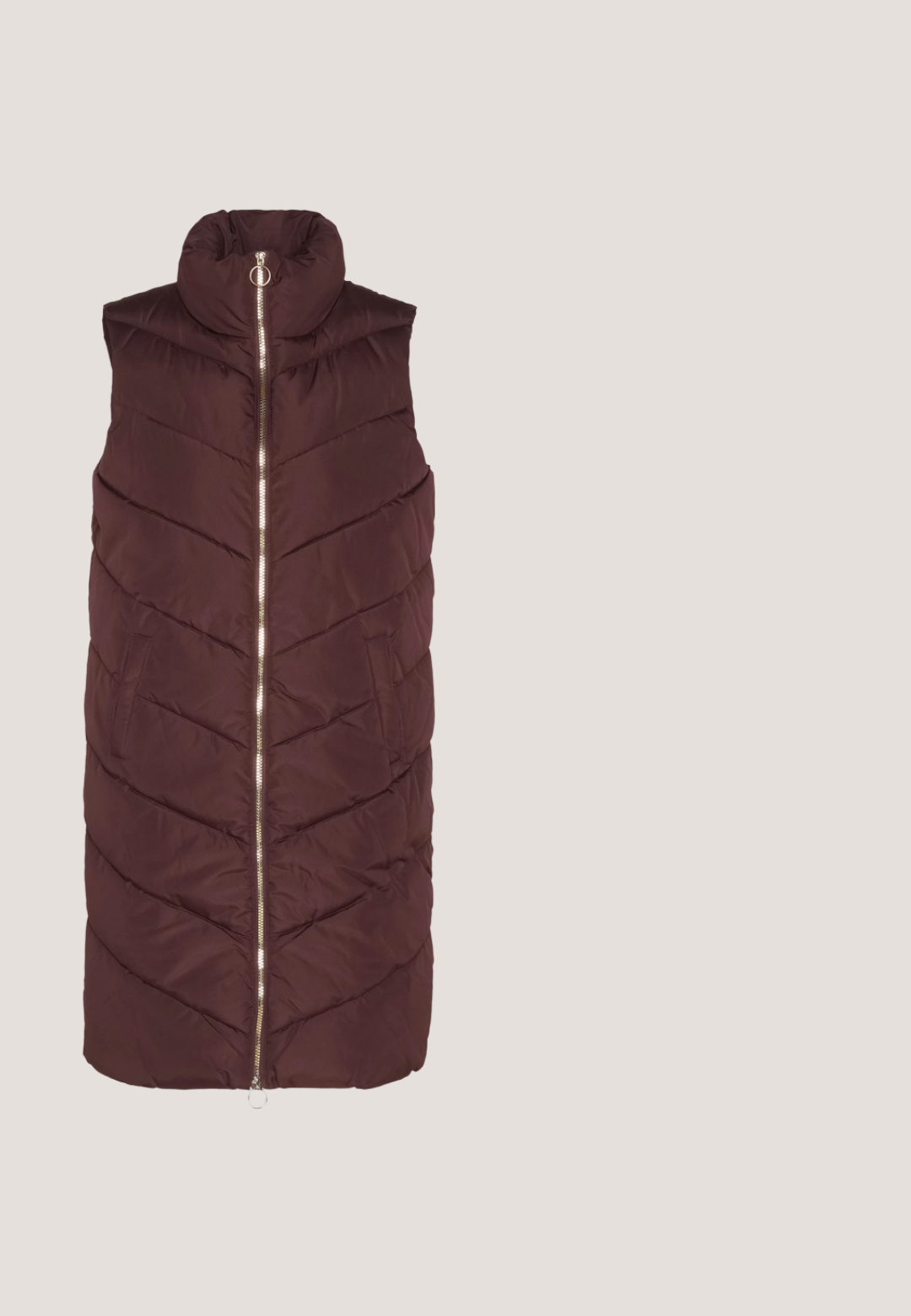 Bordeaux puffer vest med høj krave, zigzag quiltet mønster, vertikal lynlås og to sidelommer. Blødt stof med en glat tekstur.; Sort tætsiddende top med lange ærmer og høj krave, vist på en ensfarvet lys grå baggrund.; JDY Paper JDYTHEIS Mid waist Regular Fit - Shorts - desert sage; Sorte høj-top sneakers med en tyk gummi sål, læderoverdel, snøringer og velcro-stropper, samt tekstureret sidepanel detaljering.; Sort skuldertaske i laklæder med trekantet Guess-logo på forsiden og en tynd strop.; Et par sølvfarvede, teksturerede hoop øreringe med et bølgende, organisk overflademønster og stift i bunden på en hvid baggrund.