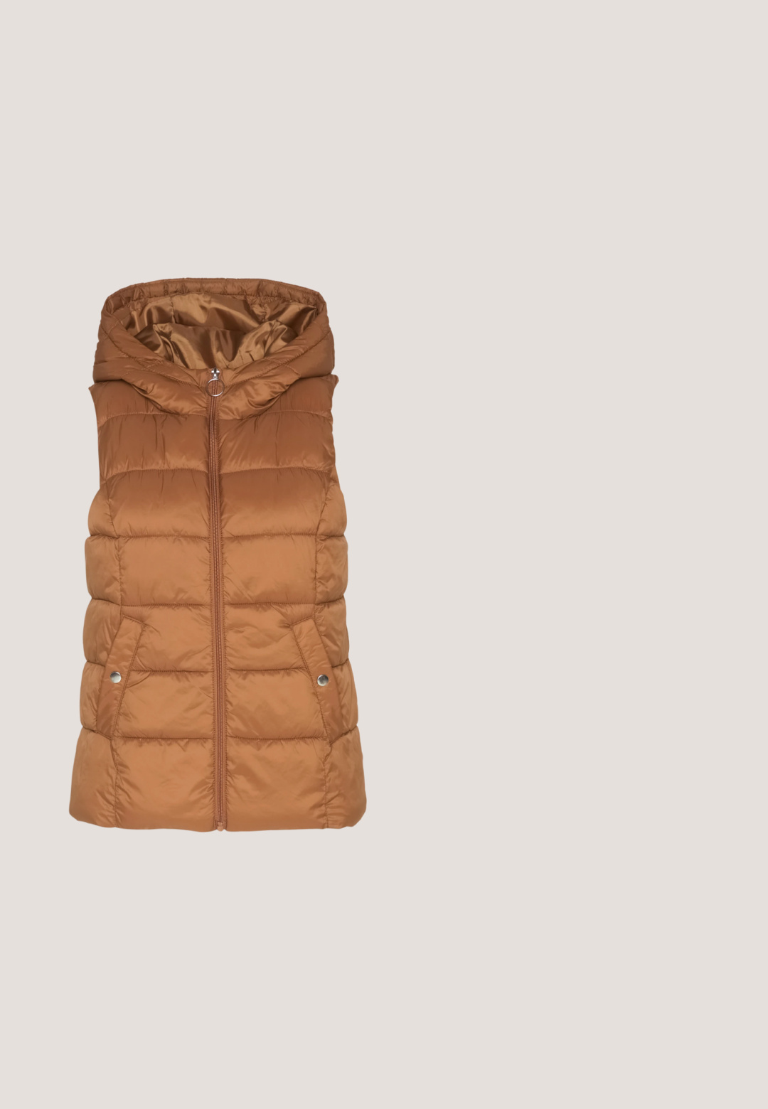 JDY JDYZULU SHORT HOOD WAISTCOAT - Bodywarmer - toasted coconut; Donkerblauwe denim button-up shirt met een gerimpeld voorpand, kraag en lange mouwen. Het ontwerp bevat zilveren knopen en een getailleerde pasvorm.; Skinny jeans in donkerblauwe denim. Voorzien van een middelhoge taille, riemlussen, vijf zakken en een knoopsluiting met een gladde textuur.; Witte sneakers met een gestructureerde gele streep, dikke witte zool en grijze accenten op de hiel. Heeft prominente PUMA-branding aan de zijkant.; Crèmekleurige leren handtas met zwarte biezen, korte handgreep, afneembare schouderriem en goudkleurige sierbedels aan een geknoopte riem.; Oorbellen in goudkleur met een abstracte, organische vorm, voorzien van een gestructureerd oppervlak en een sluiting met oorstekers.