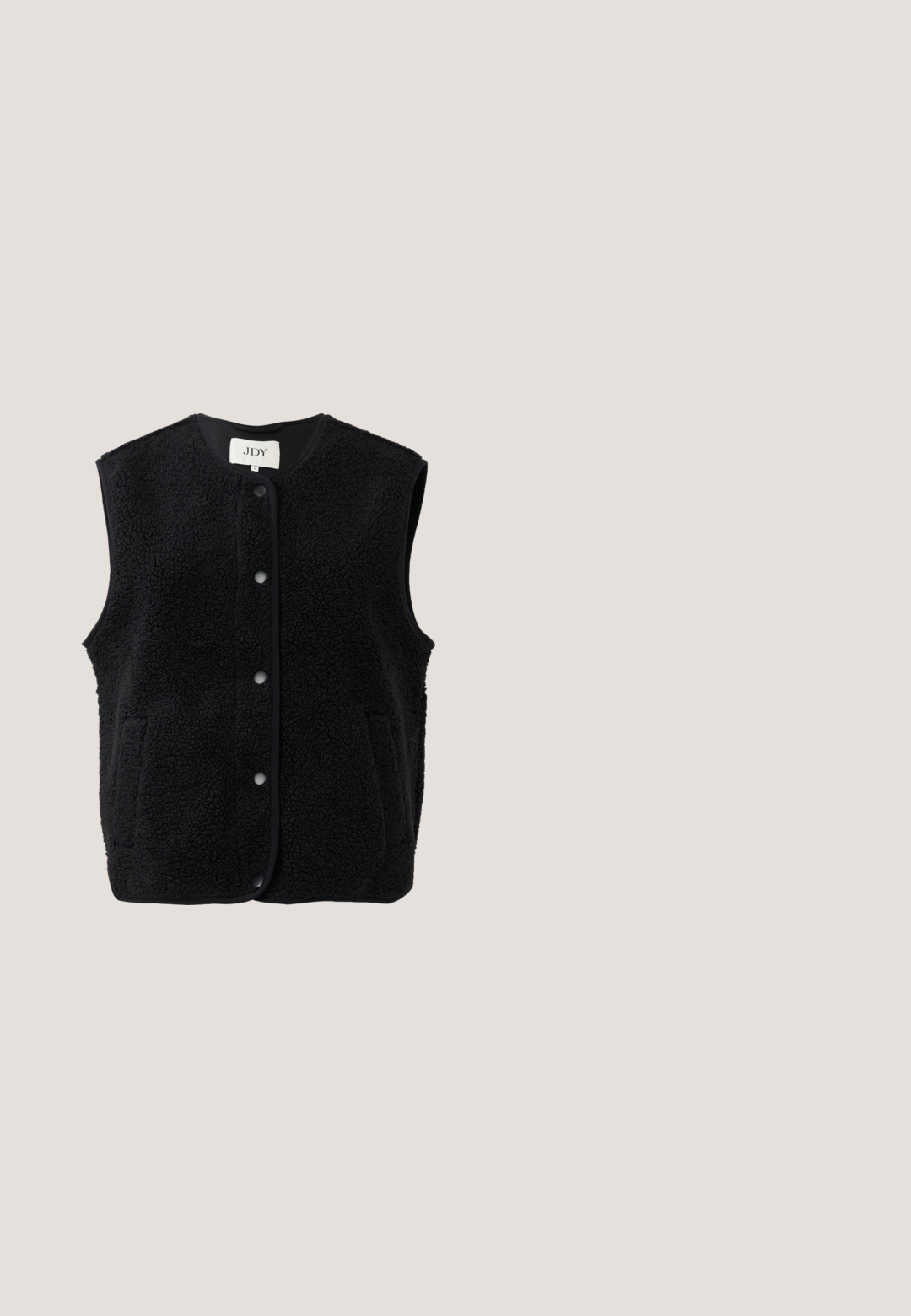 Gilet en polaire noir avec une surface texturée, col rond, boutons-pression à l'avant et deux poches latérales. Également bordé d'une finition lisse.; Haut noir sans manches avec épaules à volants et ornements en strass le long des coutures des bras, avec un col rond.; Pantalons large en cuir noir avec une texture lisse, dotés d'une taille mi-haute et de légères plis sur le devant.; Chaussure à talon haut noire à bout pointu, bords festonnés, œillets métalliques, lacets à l'avant et bride de cheville avec fermeture à boucle.; Sac à main en cuir noir à forme arrondie, orné de clous argentés. Comprend une bandoulière amovible et une fermeture éclair. Texture lisse.; Bracelet en argent à trois brins : un brin avec de petites perles, un brin avec des maillons ovales et un brin avec des barres plates. Dispose d'une chaîne d'extension pour un ajustement.