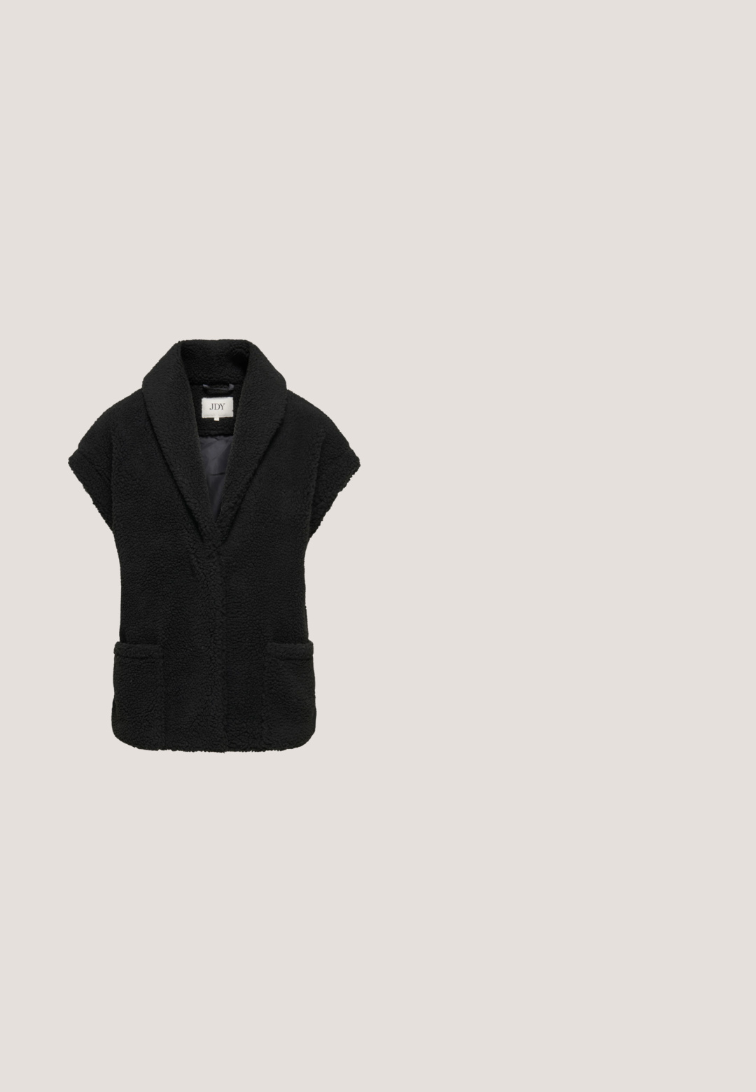 Schwarze kurzärmlige Sherpa-Weste mit weitem Schalkragen, aufgesetzten Taschen vorne und weichem, strukturiertem Stoff, mit JDY-Etikett innen im Kragen.; Marineblauer Hoodie aus weichem Stoff, mit Kapuze und Kordelzug, schwarzen Satin-Akzenten, gerippten Bündchen und Saum. Klassisches Pullover-Design.; Schwarze Lederleggings mit einer taillierten Passform, glatter Textur und hoher Taille. Die Beine verjüngen sich bis zur Knöchellänge, ohne sichtbare Hardware.; Schwarze Leder-Stiefeletten mit einem Schnürdesign, dicker, gerillter Sohle und einer Zuglasche hinten für einfaches Anziehen. Glatte Oberfläche und robuste Verarbeitung.; Schwarze quadratische Sonnenbrillen mit dicken Rahmen und dunklen Gläsern. Verfügt über eine Markenkennzeichnung am Bügel. Glatte Oberfläche mit matter Textur.; Schwarze Lederbörse mit strukturierter Oberfläche, geschwungener Form und Reißverschluss oben. Verfügt über einen kleinen dekorativen Hardware-Akzent an der Seite.