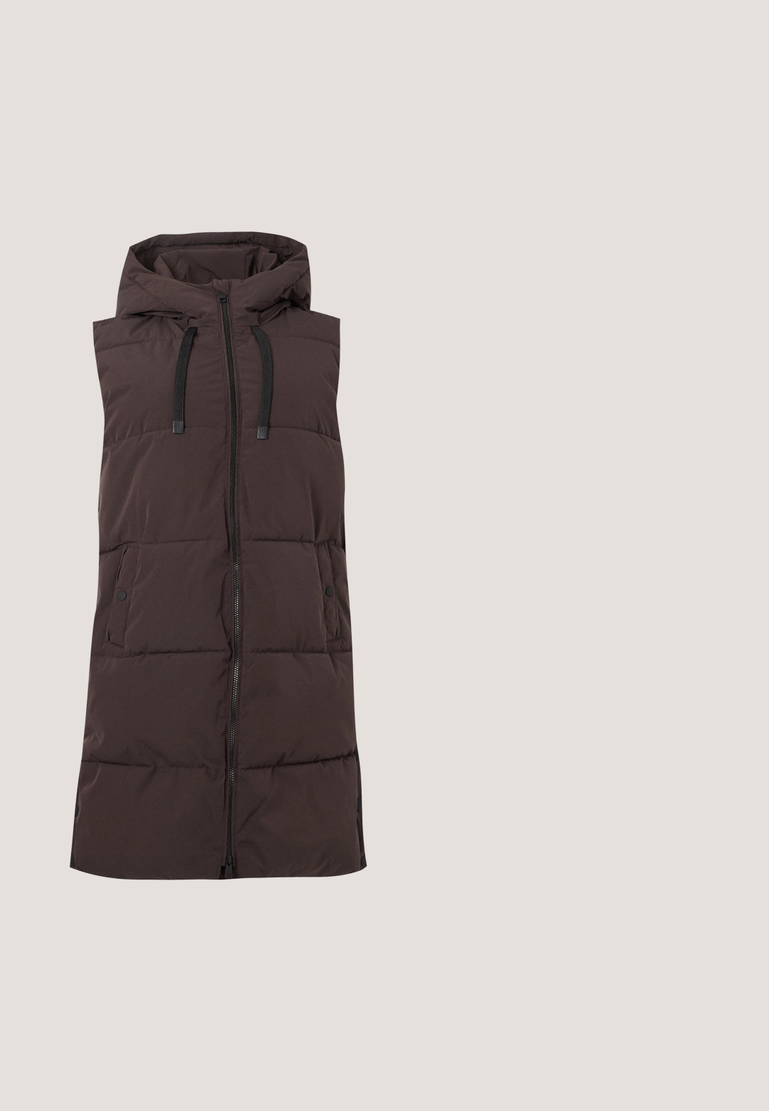 Lange donkerbruine mouwloze gewatteerde bodywarmer met capuchon, ritssluiting aan de voorkant, trekkoorden en zijzakken, weergegeven op een witte achtergrond.; Bruine trui met lange mouwen en ronde hals, met geribde boorden en zoom, getoond op een witte achtergrond.; Overhemd met knopen en lange mouwen, met een bruin, zwart en wit geruit patroon en een klassieke kraag op een witte achtergrond.; Donkerbruine joggingbroek met een elastische tailleband, trekkoord en elastische boorden, plat weergegeven op een effen lichte achtergrond.; Platform sneakers met een bruin en crèmekleurig camouflagepatroon, contrasterende tan zolen en witte veters. De bovenkant heeft gemengde materialen en texturen.; Kleine bruine heuptas met zwarte ritssluiting en donker luipaardprintpatroon op een effen lichte achtergrond.
