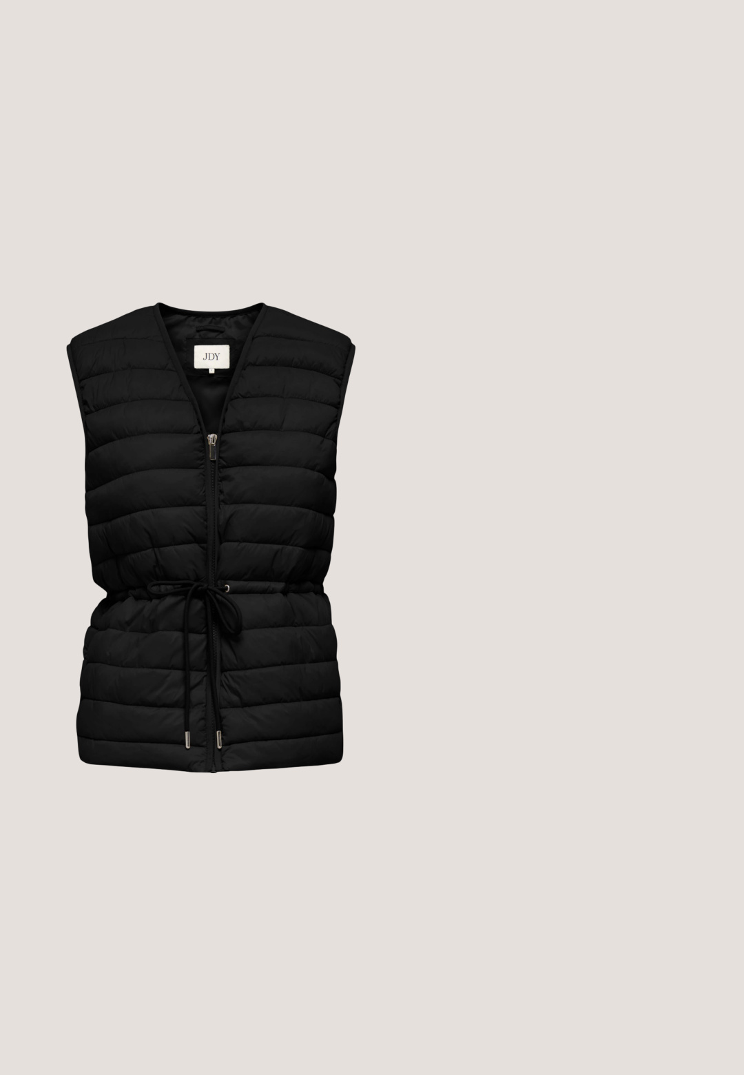 Sort ærmeløs quiltet vest med frontlynlås og justerbar snøre i taljen, mærket JDY.; Sort kvart-lynlås sweatshirt lavet af blødt stof, med høj hals, ribstrikkede manchetter og et lille hvidt Adidas-logo på brystet.; Sort langærmet T-shirt med rund hals og tætsiddende ærmer vist på en ensfarvet lys grå baggrund.; Sorte vindjakke-bukser med elastisk talje, snøre, hvide side-striber, løs pasform og en lille logo på venstre side.; Sort lædersportssko med gult tre-stribe design, rund tå, sorte snørebånd og lille logo på siden. Lavprofil silhuet.; Blød mørkebrun skuldertaske i imiteret pels med to korte sorte læderremme på hvid baggrund.