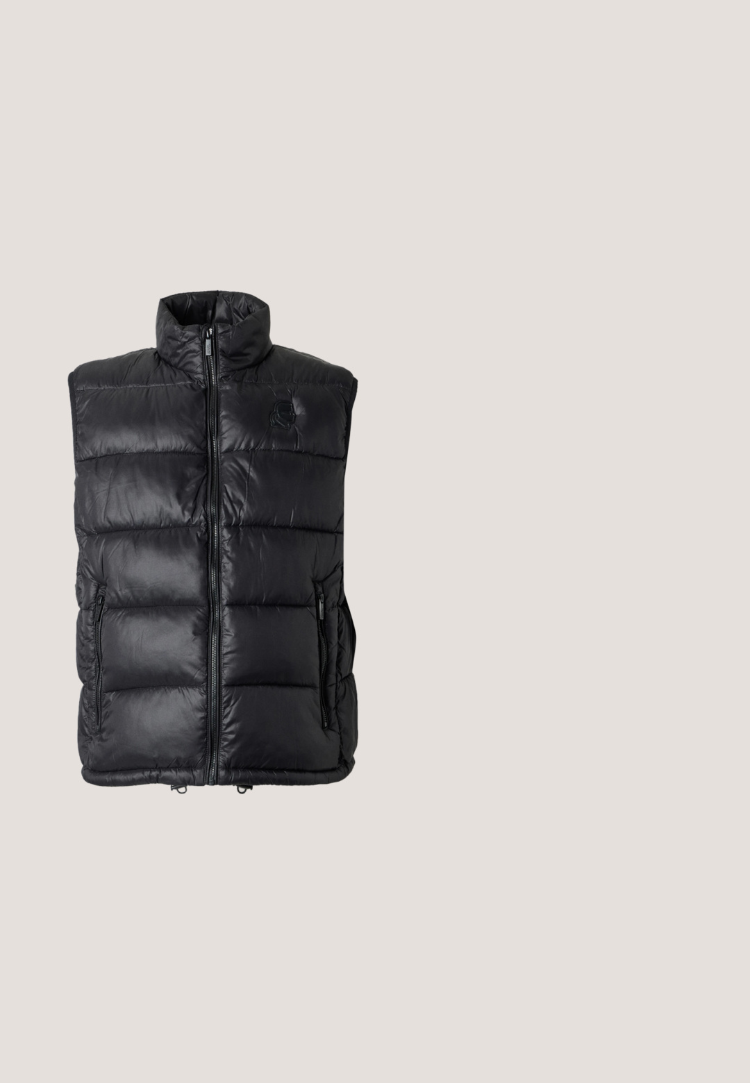 Schwarze ärmellose Steppweste mit hohem Kragen und Frontreißverschluss, mit zwei seitlichen Reißverschlusstaschen und dezentem Markenlogo auf der Brust.; Schwarzer Hoodie aus glattem Stoff, mit einer frontalen Kängurutasche, weißen Nähakzenten und einem kleinen Markenetikett auf der Brust.; Schwarzes ärmelloses Tank-Top aus glattem Baumwollstoff, mit einem weißen "KARL"-Logo auf der linken Brust. Einfaches, gerades Design.; Dunkelgrüne Shorts mit elastischem Bund, vorne mit Falten und Seitentaschen. Gefertigt aus glattem Stoff, mit maßgeschneidertem Schnitt und Saum.; Person trägt schwarze Karl Lagerfeld Sneakers mit schwarzer Hose und steht auf einem Holzdielenboden vor einer weißen vertäfelten Wand.; Schwarze Calvin Klein Tasche mit zwei vorderen Reißverschlusstaschen, dezentem Logomuster, seitlichem Griff und Markenlogo-Patch in der unteren rechten Ecke.