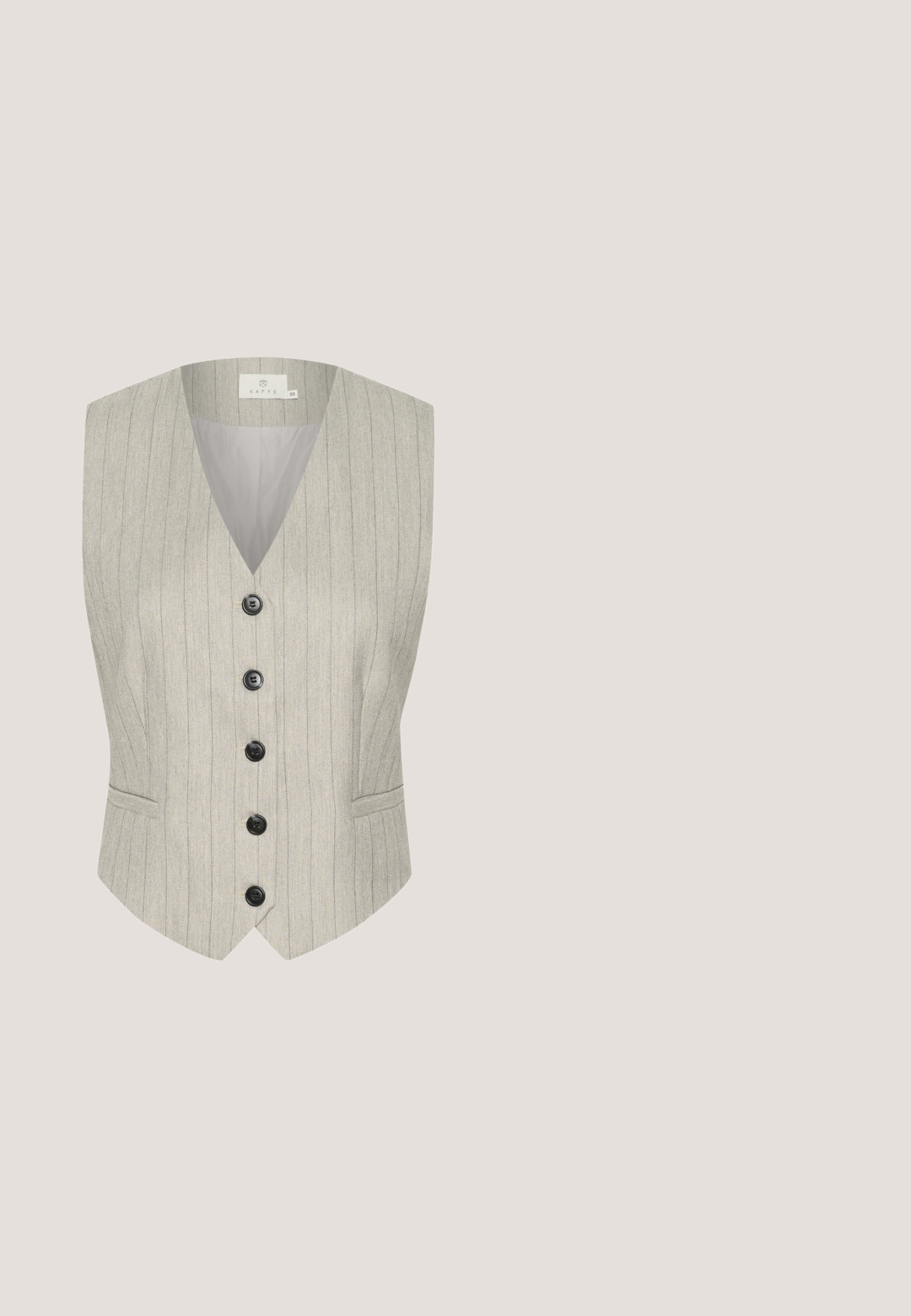 Chaleco gris claro con rayas verticales, cuello en V, seis botones negros en el frente y dos bolsillos laterales. Tejido texturizado.; Camiseta de manga larga gris, hecha de un tejido suave y ligero. Presenta un cuello redondo y un corte relajado, sin patrones ni acentos visibles.; Pantalones de pierna ancha gris claro con una textura suave, que presentan dos pliegues frontales, una cintura y patas rectas.; Bota de ante topo hasta el tobillo con una suela gruesa de goma beige, panel lateral elástico y lengüeta en la parte trasera para facilitar su uso.; Bolso tote de cuero marrón oscuro con dos asas para el hombro y pequeño logotipo de la marca "Coccinelle" en el centro del frente.; Collar de metal en tono dorado con un diseño flexible y suave. Presenta un cierre de broche y una cadena ajustable para variar la longitud.
