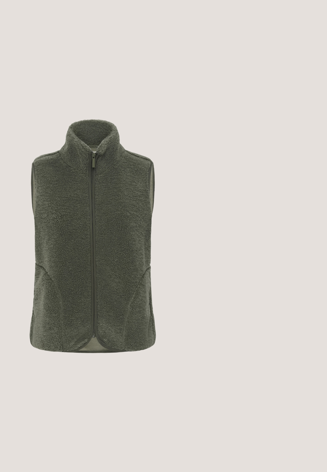Olivengrøn ærmeløs fleecevest med lynlås, høj krave og tekstureret, blødt sherpa-stof.; Grå langærmet sweatshirt med rund halsudskæring, afslappet pasform og ribbede ærmekanter. Glat tekstur med minimale sømdetaljer.; Lysegrønne cropped bukser med en blød tekstur, der har en rullet kant og frontfoldninger, designet til komfort og afslappet brug.; Sneakers med en overdel i hvid læder, lysegule og blå ruskindsdetaljer, perforerede detaljer og en tyk hvid gummisål.; Grønne ovale solbriller med mørketonede linser og tynde stel, vist i en let vinkel på en hvid baggrund.; Lille grøn skuldertaske med tekstureret stof, frontlynlåslomme og justerbar rem med metalspænder.