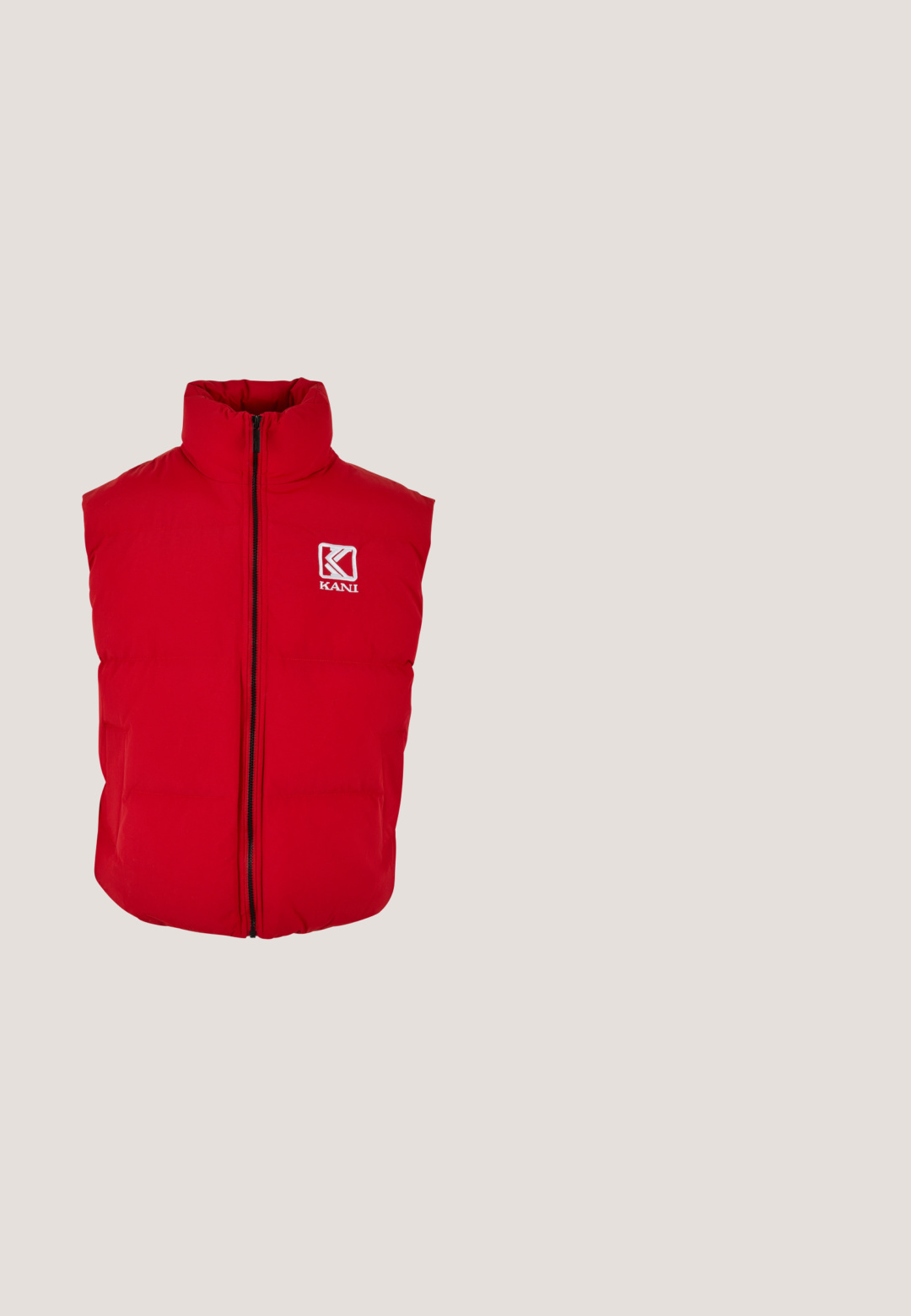 Chaleco acolchado rojo con cuello alto, cremallera frontal y un logo en el pecho. Hecho de material acolchado, con una textura lisa y sin mangas.; Sudadera roja con rayas verticales cremosas, cuello redondo y puños elásticos. Presenta un logo de marca en cursiva en la parte frontal. Está hecha de una tela suave.; Camisa de algodón roja con cuello redondo, mangas cortas y un pequeño logo negro en el lado izquierdo del pecho y en la manga. Tejido de color sólido y suave.; Pantalones cortos de algodón rojo con cintura elástica, cierre de cordón y costuras laterales. Textura suave; un diseño relajado adecuado para usar en ocasiones informales.; Zapatilla deportiva de caña alta en piel blanca con detalles rojos, suela roja y paneles de tela de malla roja, vista lateral sobre fondo blanco.; Bolso bandolera compacto blanco con bolsillo de malla negro, cordones rojos, correa ajustable gris y parche con el logo de Tommy Jeans en el frontal.