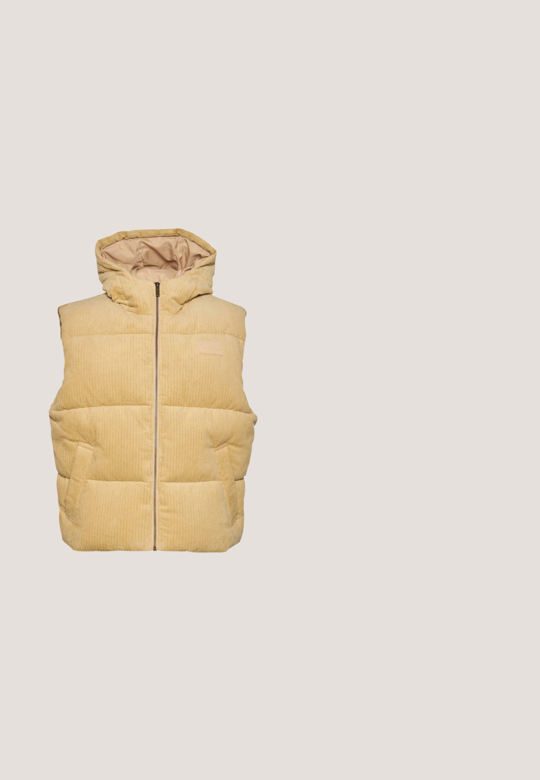 Žltý kordurový puffer vest s kapucňou, ktorý má predný zips, bočné vrecká a prešívaný, štruktúrovaný vzor.; Svetlo béžová mikina s kapucňou, predným vreckom a malým žltým logom vtáka na ľavej strane hrude.; Béžové bavlnené tričko s krátkymi rukávmi, okrúhlym výstrihom a bielym písmom v kurzíve na prednej strane. Mäkka textura, voľný strih, minimalistický dizajn.; Béžové textúrované nohavice s elastickým pásom, šnúrkovým zapínaním a voľným strihom, s jemným geometrickým vzorom.; Biele tenisky s textúrovaným béžovým akcentom, perforovanou špičkou, okrúhlymi šnúrkami a výrazným logom na boku. Plochá gumová podrážka.; Kompaktná Guess ľadvinka s béžovým nastaviteľným pásikom, predným vreckom na zips a vzorovanou tkaninou v tmavosivých a hnedých odtieňoch.