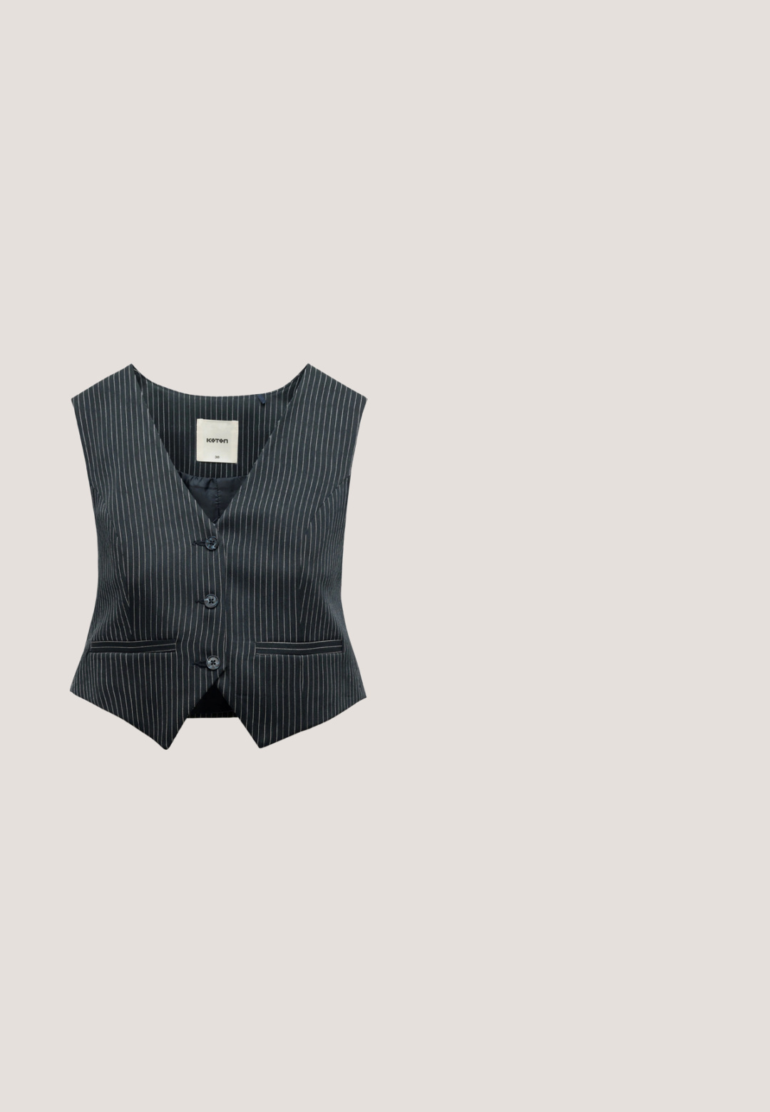 Gilet noir à rayures avec une légère brillance, présentant une fente dans le dos et une sangle ajustable avec une boucle circulaire. Aucune fermeture avant visible.; Chemise blanche en coton avec un détail de nœud papillon au col, manches longues et coupe décontractée. Texture lisse, design classique.; Pantalon noir à jambes larges avec plis sur le devant, poches latérales, passants de ceinture et fermeture par bouton à la taille, présenté à plat sur fond blanc.; Chaussure Mary Jane en cuir verni noir avec un bout rond, une sangle unique sur le coup de pied et un talon épais. Texture lisse.; Lunettes de soleil cat-eye noires avec des verres foncés et des logos Gucci dorés aux coins supérieurs des montures.; Sac à main en simili-crocodile noir avec un design structuré, des ferrures dorées, une poignée supérieure et un système de fermeture à rabat magnétique.