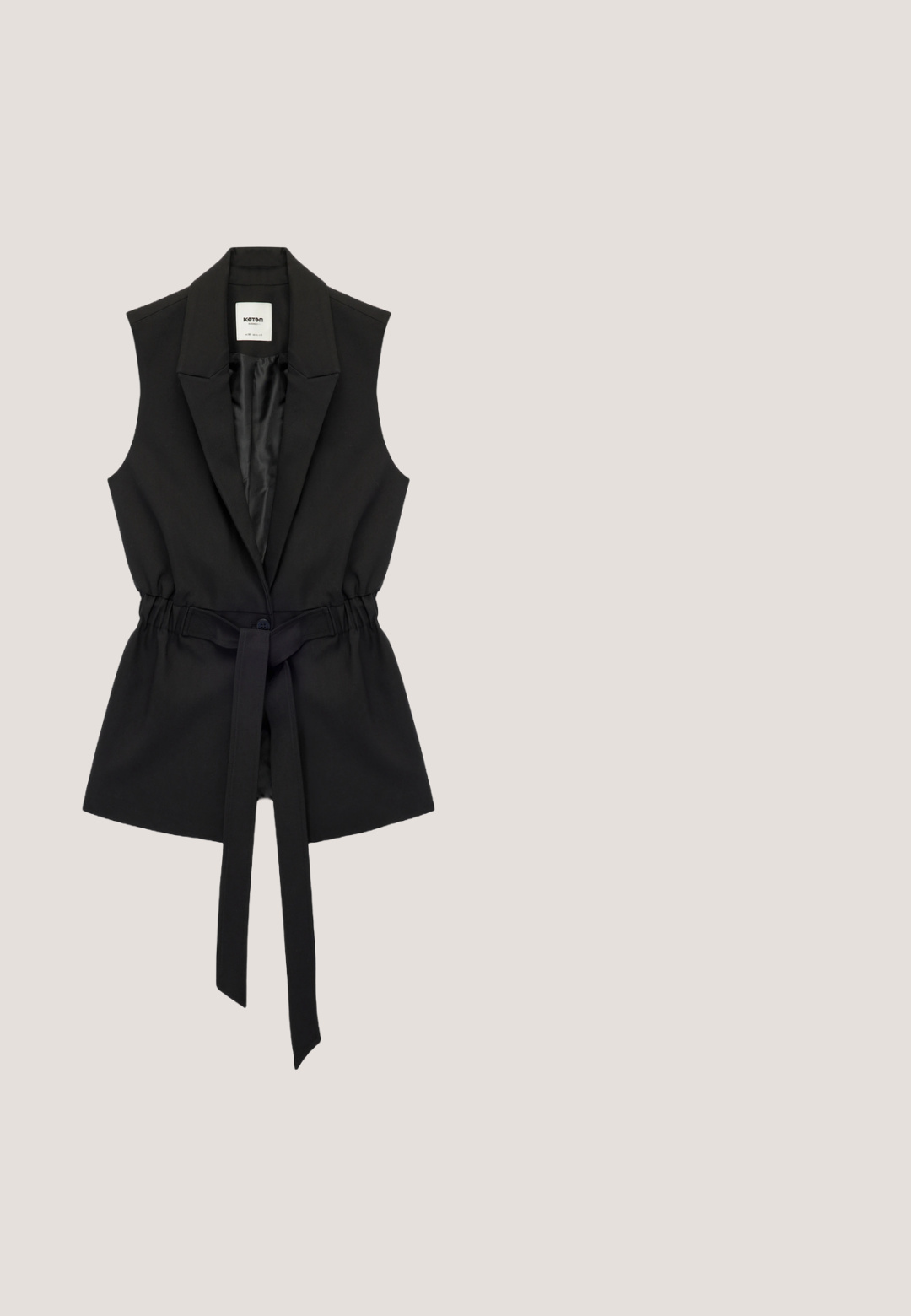 Chaleco blazer negro sin mangas con solapas anchas, cierre de un solo botón, cintura fruncida y cinturón largo unido que cuelga en la parte delantera.; Top negro sin mangas con un diseño estructurado, que presenta costuras en los hombros prominentes, un escote redondo y detalles de costura vertical.; Pantalones negros de corte ajustado con un diseño de pierna recta, presillas para cinturón y bolsillos laterales, confeccionados en una tela suave y ligera.; Chancla negra con suela plana, hecha de cuero, que presenta un gran acento metálico dorado en la correa. Textura suave, diseño minimalista.; Bolso de mano de cuero negro suave con parte superior fruncida, asas anudadas, correa delgada para el hombro y pequeño logo dorado de Tommy Hilfiger en el frente.; Collar delicado de cadena dorada con dos pequeños colgantes cuadrados y un cierre ajustable sobre un fondo blanco.