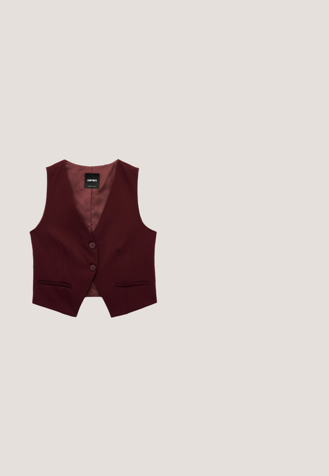 Burgunderfarbener Cord-Jumpsuit mit langen Ärmeln, Reißverschluss vorne, einer Brusttasche und einem Taillengürtel. Weite Beinform; strukturierter Stoff.; Burgunderfarbene ärmellose Weste mit glatter Textur, rundem Ausschnitt und Rückenventil für Bewegungsfreiheit. Schlichtes, tailliertes Design.; Dunkelrote Wildleder Slingback-Pumps mit spitzer Zehe und Stiletto-Absatz, Seitenansicht vor einem weißen Hintergrund.; Burgunderfarbene Acetat-Sonnenbrille mit rechteckigen, dunklen Gläsern; verfügt über eine goldene Akzentuierung im Rahmen und dicke Bügel.; Glänzende dunkelrote Umschlag-Clutch mit goldfarbenem Besatz entlang der Klappenkante auf schlichtem hellem Hintergrund.; Ohrstecker in Goldoptik mit rot marmorierten Perlen und strukturierten Creolen. Enthält zwei Stile: gebogene Designs und eine Perlenakzentuierung, alle mit glänzendem Finish.