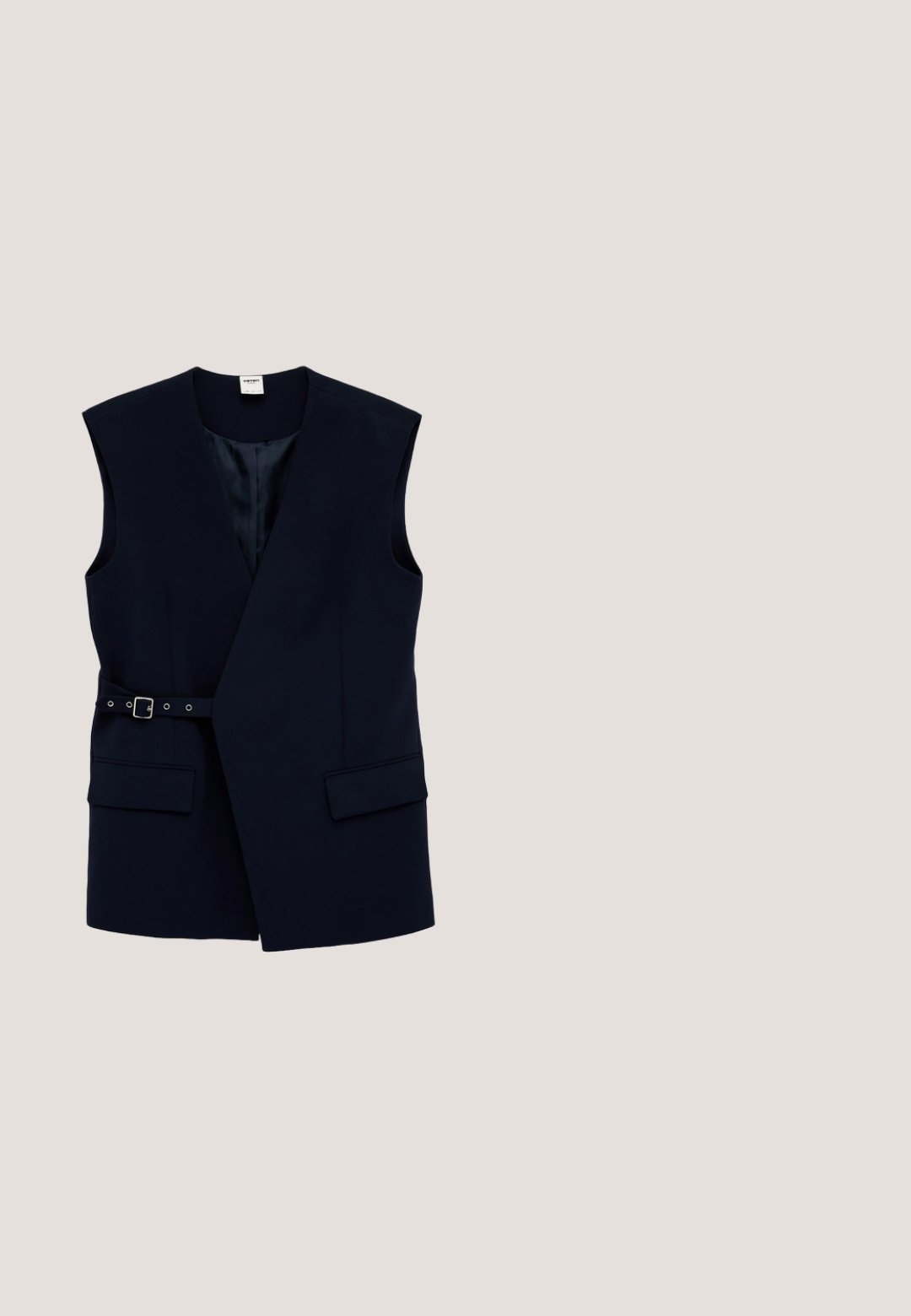 Mouwloze zwarte blazer-vest met een overslag voorzijde, twee klepzakken en een verstelbare zijriem met een zilveren gesp.; Satijnen blauwe blouse met een kraaglijn, lange mouwen, twee borstzakken en knoopsluiting aan de voorkant. Soepele, glanzende textuur.; Camomilla Italia ALICED - Chino - blue plain; Marineblauwe fluwelen instapper met een tankleurige zool en een gouden metalen gespaccent bovenop, lage hak en puntige neus.; Marineblauwe leren handtas met bovenhandgreep, klepsluiting, zilverkleurige gesp en afneembare schouderriem op witte achtergrond.; Delicaat armbandje met kleine donkerblauwe kraaltjes en gouden ronde tussenstukjes, met een gouden karabijnsluiting en een verstelbare ketting met bedel.