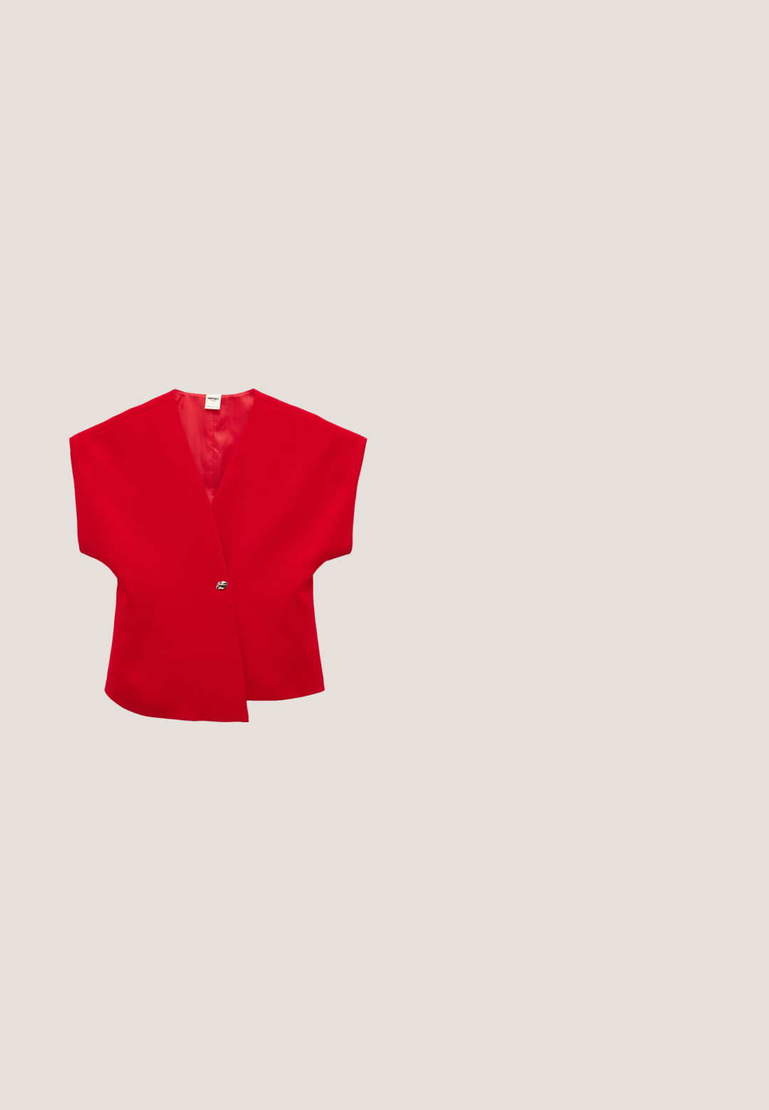 Rød kortærmet slå-om-bluse med V-hals og en enkelt dekorativ sølvknaplukning foran.; Rød ærmeløs strikket sweatervest med rund halsudskæring og sideslids, mærket Bershka.; Røde, vide sweatpants lavet af blødt stof, med elastisk talje og snøre, samt to sidelommer for bekvemmelighed.; Rød læder mule med åben tå, lav buet hæl og bred rem over fronten for et stilfuldt og elegant udseende.; BALAGAN ROHA - Håndtasker - poppy red; Rød emalje chili peber charm med en guldtonet løkke. Formen er forlænget med en grøn accent øverst og har en blank finish.