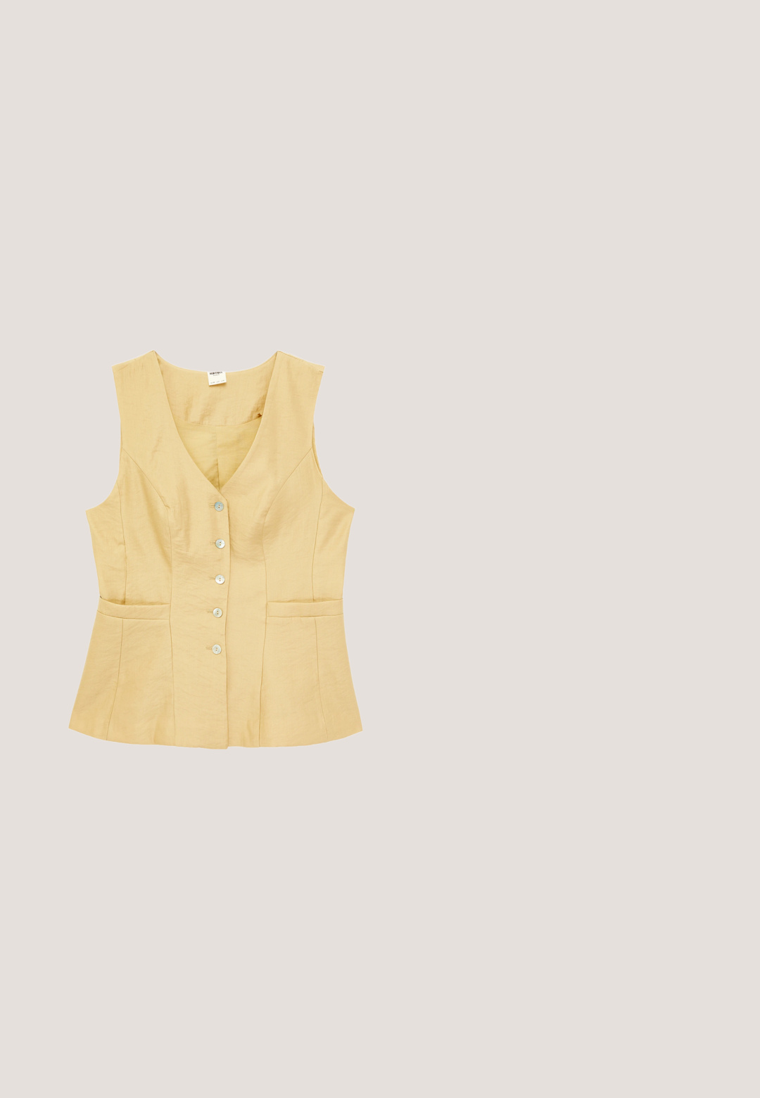 Ærmeløs beige vest med knapper, V-hals, figursyet talje og to sidelommer.; Brun ærmeløs top med V-hals og blomsterblondekant langs nederste kant, vist på hvid baggrund.; Marks & Spencer PURE FRONT BERMUDA - Shorts - beige; Brun ruskinds sko med slingback, lav blokhæl, dekorativ metalchain og frynse detaljer på tåen.; Firkantede solbriller med skildpaddemønster med gradient brune linser og guldtonede metaliske arme på en lys baggrund.; Beige vævet taske med to brune skulderstropper og et lille rektangulært lædermærke foran i bunden midt på.