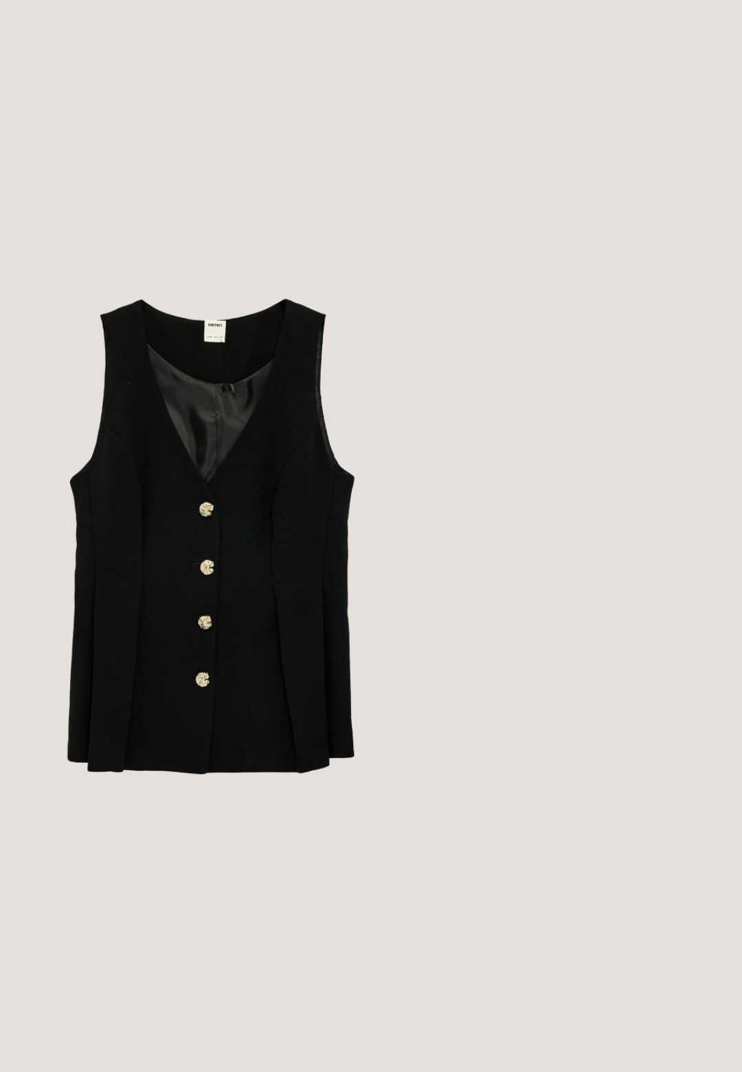 Schwarze ärmellose Weste mit V-Ausschnitt und vier dekorativen goldenen Knöpfen vorne, aus glattem Stoff mit leichtem Glanz auf der Innenseite.; Beige Trägershirt aus glattem Stoff mit dünnen Trägern. Es hat einen Rundhalsausschnitt und eine taillierte Silhouette.; Schwarze weite Hosen mit vertikalen Nadelstreifen. Elastischer Bund, glatte Stofftextur und maßgeschneiderter Schnitt ohne Taschen.; Flip-Flop mit einer beigefarbenen texturierten Sohle, dünnen braunen Riemen und goldenen Glitzerakzenten. Leichtes Design geeignet für legere Anlässe.; Braune zylindrische Handtasche mit oberen Griffen und einem abnehmbaren Schultergurt, die mit einem Vintage-Karten-Design und goldfarbenen Logodetails versehen ist.; Schwarzes Perlenarmband mit kleinen goldenen Perlen und einem verstellbaren schwarzen Band, das mit einem goldenen Lotusanhänger endet.