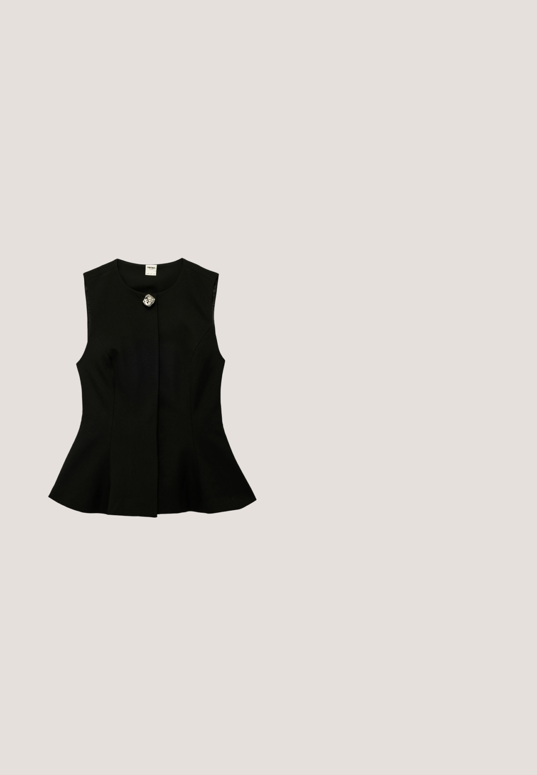 Haut sans manches noir style peplum avec un col rond et un unique bouton décoratif argenté au niveau du col.; Polo à manches longues rayé horizontal noir et blanc avec col noir et patte de boutonnage.; Pantalons larges noirs à taille haute, avec deux plis à l'avant, des passants de ceinture et une texture lisse. Sans poches ni matériel visible.; Escarpins noirs en cuir avec un bout pointu, une texture torsadée et un accent floral sur l'empeigne ; le talon fin ajoute de l'élégance.; Sac à épaule en cuir noir au design incurvé, fermeture éclair supérieure et bandoulière réglable. Présente des détails de couture subtils et un accent en métal poli.; Bague en or simple et lisse avec une finition polie et des bords arrondis, présentée sur un fond blanc.