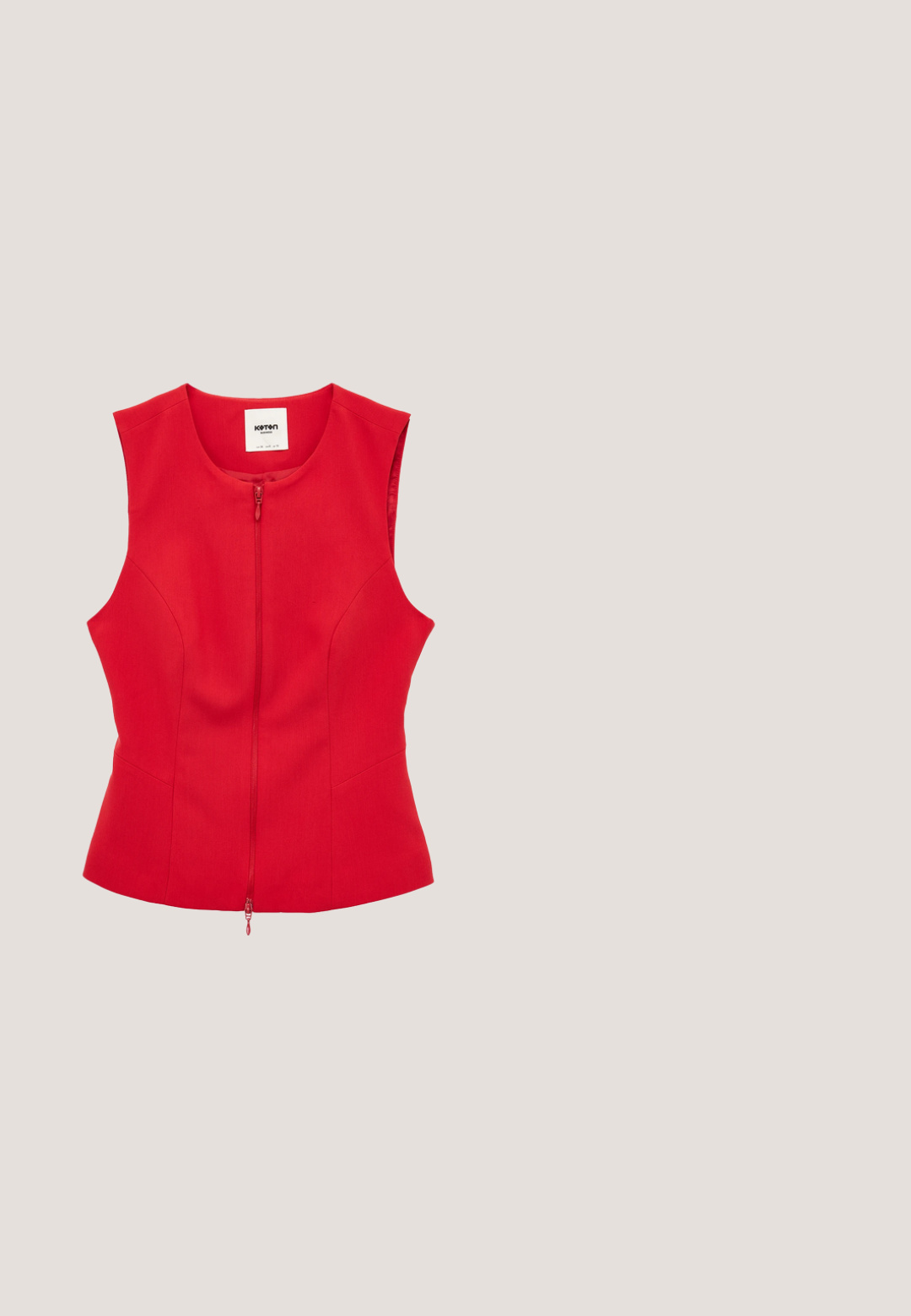 Chaleco ajustado sin mangas de color rojo con cremallera frontal y escote redondo, con costuras entalladas para dar forma, mostrado sobre un fondo blanco.; Camiseta de manga larga hecha de tela acanalada de color gris oscuro con costuras en azul contrastante, presenta un cuello redondo y una silueta ajustada.; Pantalones de color azul marino con patrón geométrico, fabricados en una tela suave, con un corte holgado y pliegues delanteros.; Sandalia deslizante de denim con tres correas amarillas deshilachadas, una puntera ligeramente puntiaguda y un tacón metálico tipo kitten. Suela plana con costura decorativa.; Bolso de cuero amarillo texturizado con un estuche a juego con cremallera que lleva una etiqueta rosa, mostrado sobre un fondo blanco.; Collar en tono dorado con un diseño de cadena que presenta eslabones rectangulares y un colgante vertical de cuadrados apilados, mostrando un acabado elegante.