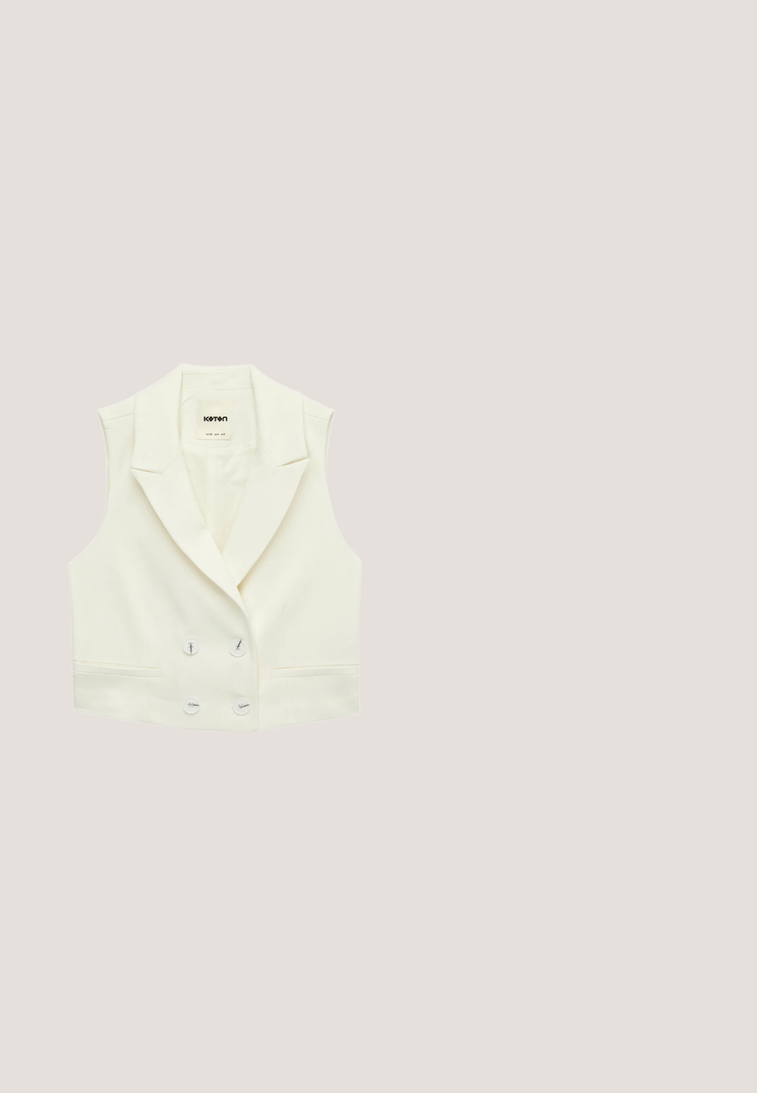 Mouwloze witte op maat gemaakte vest met brede revers en dubbelgeknoopte knopen, met twee voorzakken en een gladde stofafwerking.; Witte blouse met korte mouwen, een puntige kraag, knoopsluiting aan de voorkant en subtiele geplooide plooien bij de schouders en de buste.; Witte wijde broekspijpen met een gladde textuur, voorzien van voorplooien, een ritsluiting en riemlussen. Geen zichtbare patronen of accenten.; Witte lakleren slingback pump met puntige neus, twee verstelbare gespen en blokhak.; Witte plastic zonnebril met bruine lenzen, cat-eye vorm, gladde textuur en metalen accenten op de pootjes.; Witte leren Lancaster handtas met twee handvatten, een gouden rits, afneembare schouderriem en een gouden "Lancaster Paris" logo aan de voorkant.