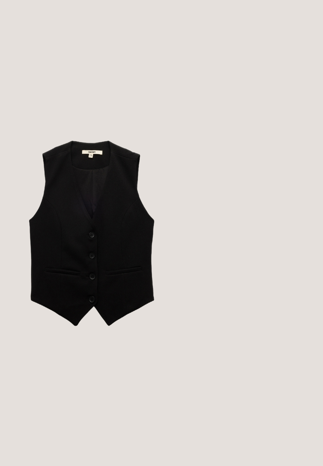 Gilet sans manches noir en tissu structuré, doté d'un décolleté en V, de cinq boutons sur le devant et de deux poches latérales. Design minimaliste avec des lignes épurées.; Chemise blanche à manches longues avec un col classique, une fermeture boutonnée sur le devant et des poignets légèrement évasés, confectionnée dans un tissu lisse avec un léger éclat.; Pantalons larges noirs avec une texture lisse, un devant plat et une poche arrière simple. Conçus pour le confort et la polyvalence.; Escarpin à talon haut noir en cuir avec bride arrière, bout pointu et boucle décorative à l'avant, bride latérale avec boucle dorée.; Lunettes de soleil noires oversize avec une finition brillante, des verres dégradés, des montures carrées et des accents argentés sur les branches.; Sac en cuir noir et en daim avec un design géométrique, doté d'une bandoulière unique et d'un accent doré à l'avant.