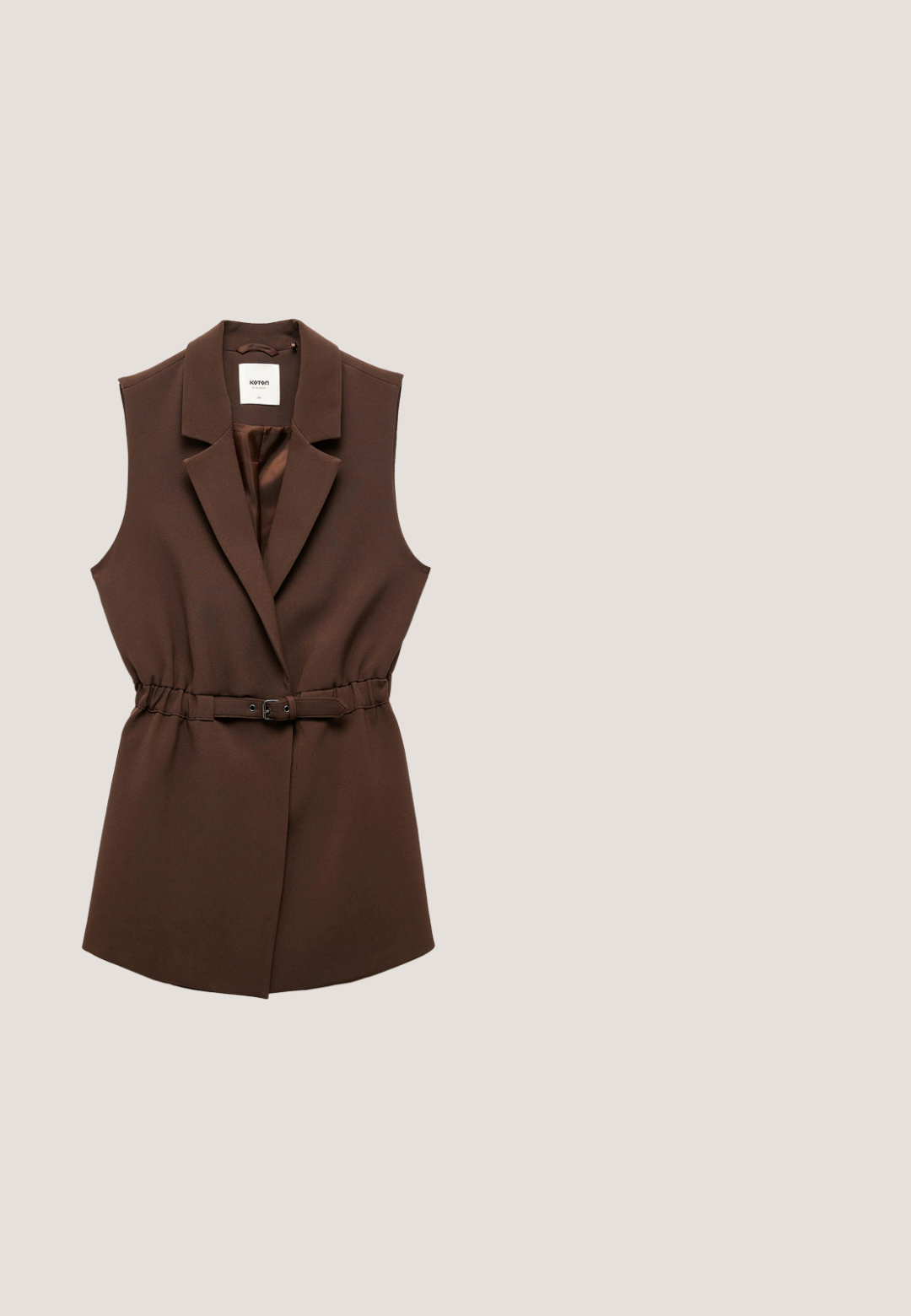 Brun ærmeløs top med krave, elastisk talje, glat tekstur og strømlinet form.; Rustfarvet kortærmet strikket sweater med rund halsudskæring og ribbet ærmeafslutning og kant, lagt fladt på hvid baggrund.; Brune knælange shorts med skræddersyet pasform, flad front og skjult lukning, lavet af tekstureret stof.; Brun ruskind slip-on træsko med justerbar messing spænde og korksål, set fra siden på hvid baggrund.; Overdimensionerede firkantede skildpadde-solbriller med brune tonede linser og et diskret Gino Rossi-logo på det øverste højre glas.; Brun ruskind skuldertaske med justerbar læderrem og lille gult logo med teksten "nat & nin" på forreste midte.