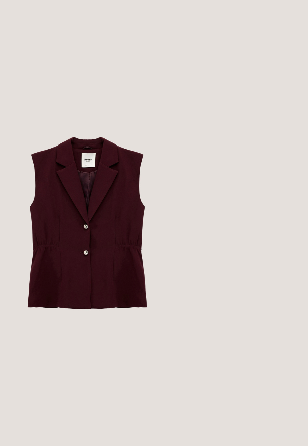 Veste cintrée bordeaux foncé sans manches avec des revers crantés et deux boutons argentés à l'avant.; Chemise à manches longues, col rond, de couleur violet foncé unie, présentée à plat sur un fond blanc.; Pantalons évasés en tissu bordeaux profond avec une texture lisse, dotés d'une taille haute et d'une fermeture éclair sur le côté.; Chausson à talon haut slingback en cuir verni bordeaux foncé, à bout pointu, avec des côtés ouverts, présentant une accentuation de boucle en ton doré sur la sangle.; Lunettes de soleil œil de chat bourgogne avec des verres foncés, monture en plastique lisse et accents dorés sur les côtés. Design stylé et angulaire.; Sac à main en simili cuir bordeaux au design angulaire, avec des détails en métal argenté et le texte "EXPATRIE" embossé sur le côté.