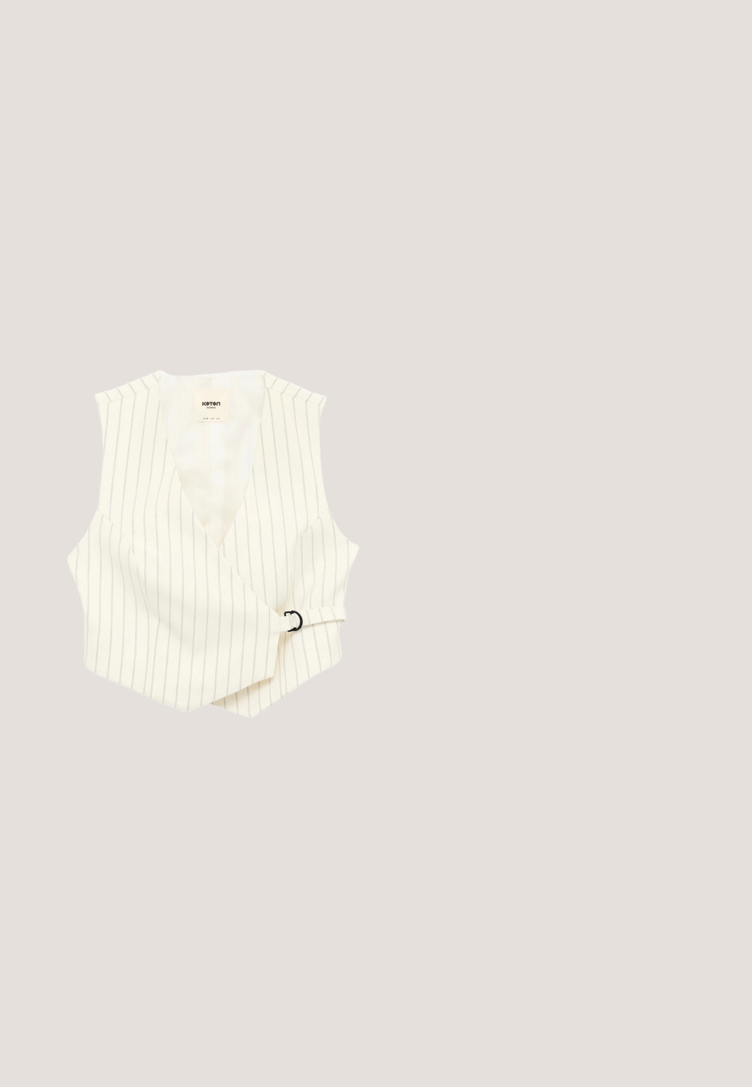 Chaleco sin mangas color crema con finas rayas verticales y cierre lateral con hebilla, con escote en V y ajuste entallado.; Camiseta sin mangas beige con finas rayas horizontales azules superpuesta sobre una camiseta blanca sin mangas lisa, disposición plana sobre fondo blanco.; Pantalones de pierna ancha en beige claro con rayas verticales blancas. Con cintura alta, frente plisado y textura suave.; Mule beige tejido con suela de corcho texturizada y correa ajustable con hebilla dorada, diseñada para uso casual.; Kapten & Son PRAGUE - Gafas de sol - crystal tortoise brown; Bolso tote de paja tejida con largas correas de cuero marrón claro y bolsillo frontal de cuero adornado con remaches plateados y un pequeño emblema dorado.