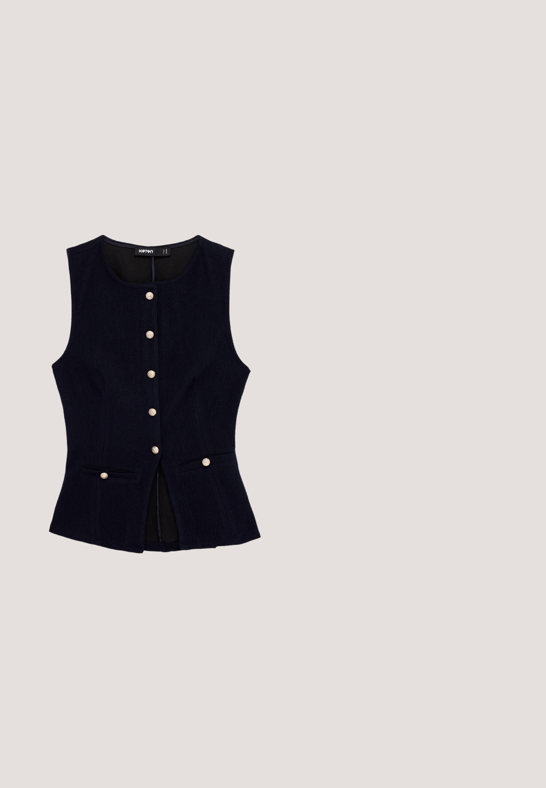 Veste noire texturée sans manches avec une encolure ronde, six boutons dorés sur le devant et deux petites poches avant avec des boutons assortis.; Chemise blanche en coton avec un détail de nœud papillon au col, manches longues et coupe décontractée. Texture lisse, design classique.; Culotte bleu marine à jambes larges avec plis sur le devant et une ceinture ornée de deux boutons dorés.; Escarpin à talon kitten slingback en cuir noir avec bout pointu et détail de boucle circulaire dorée à l'avant.; Sac à main Lancaster Paris en cuir noir avec deux poignées, une sangle amovible et une fermeture éclair dorée sur le dessus.; Boucles d'oreilles dorées en forme de trèfle à quatre feuilles, avec un centre en émail noir et une inscription gravée le long du bord extérieur.