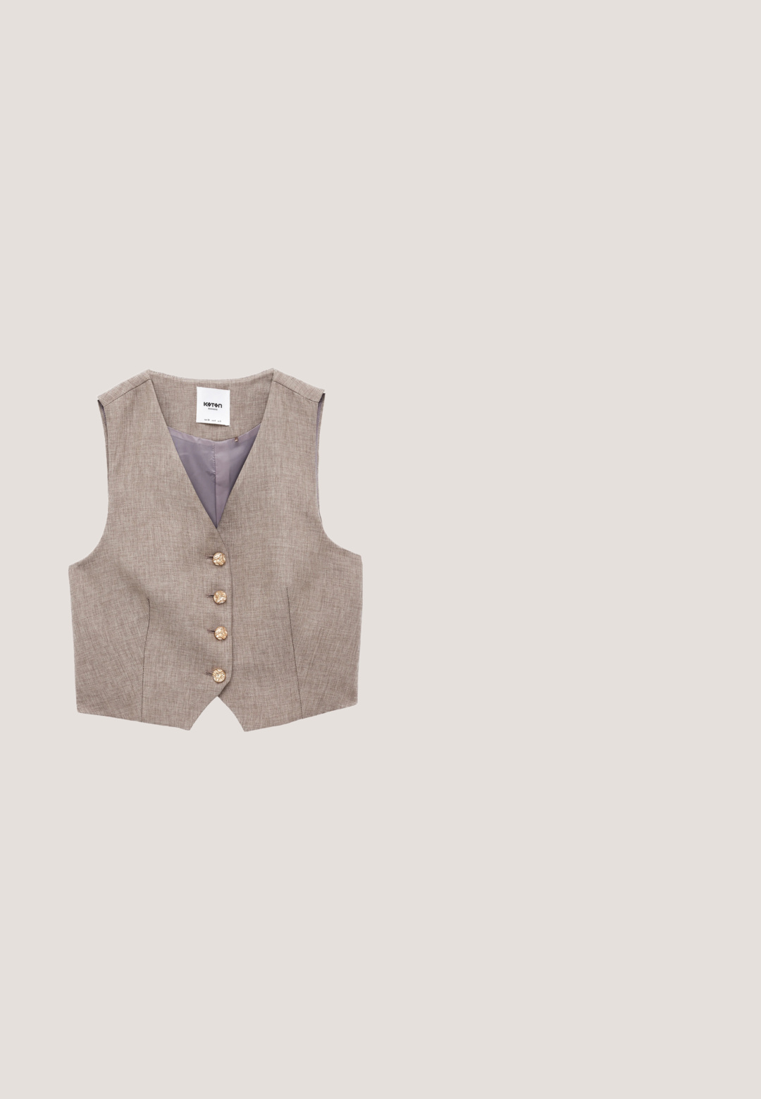 Gilet beige sans manches avec quatre boutons dorés décoratifs et col en V, fabriqué en tissu texturé avec une doublure intérieure lisse.; Chemise marron foncé à manches longues avec boutons, col classique et ourlet légèrement arrondi, étalée à plat sur un fond blanc.; Pantalons larges marron à coupe ajustée, avec des plis avant, une texture lisse et des passants de ceinture pour un style ajustable.; Mocassin en cuir marron avec finition texturée, talon plat et large bande sur le devant du pied, ornée de détails cousus et d'un branding subtil.; Sacoche en cuir marron foncé avec deux poignées, poches avant zippées et bandoulière réglable placée sur le devant.; Ceinture en cuir marron foncé roulée avec une grande boucle métallique rectangulaire finition or brossé sur fond blanc.