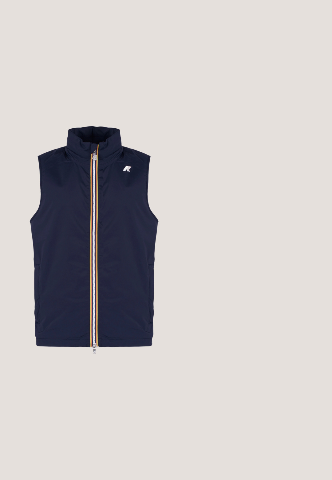 Marineblauwe mouwloze vest met hoge kraag, gele en witte rits en logo op de borst. Gemaakt van lichtgewicht, glanzende stof.; Marineblauwe mesh trui met rode en witte accenten, voorzien van het "Fubu" logo in een scriptlettertype en het nummer "05" op de voorkant. Korte mouwen.; Marineblauwe katoenen shorts met een relaxte fit, voorzien van een geborduurd FILA-logo in wit, rood en blauw aan de linkerkant.; Witte en marineblauwe FILA lage sneaker met gumzool, witte veters en logo aan de zijkant en op de tong, gezien vanaf de buitenkant.; Zonnebril met metalen montuur, blauwe getinte glazen en blauw-rode pootjes, met het merk "Hugo" op de scharnieren.; Kleine marineblauwe crossbodytas met verstelbare riem, voorvak met ritssluiting en wit "ellesse" logo met oranje en rode halve cirkel ontwerp.
