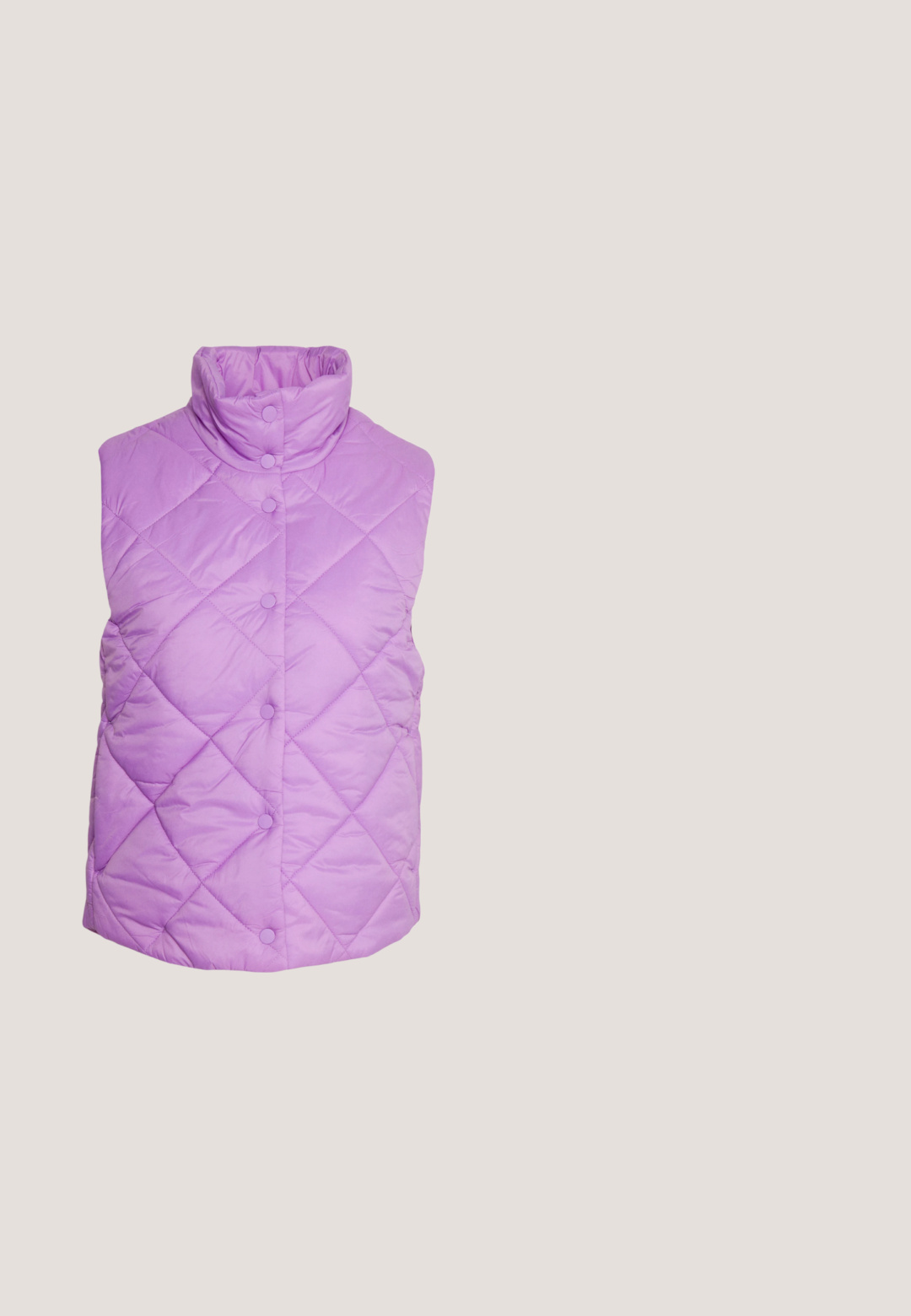 Lindex VEST CINDY - Chaleco - dusty lilac; Sudadera de cuello redondo color lila claro con mangas largas y "PARIS" bordado en grandes letras moradas a juego en el pecho.; BDG Urban Outfitters SUMMER - Pantalones cargo - lilac; Zapatillas de hombre en crema, rosa y lavanda, con piel sintética, cordones blancos, suela gruesa blanca y acentos de logo en dorado.; Bolsa tote floral rosa y blanca con asas largas y un pequeño logo metálico de Puma en la parte delantera sobre un fondo liso.; Pendientes de aro de oro con un diseño texturizado, que presentan pequeñas cuentas a lo largo del borde. Tienen una forma de aro cerrado y un cierre de tipo puño.