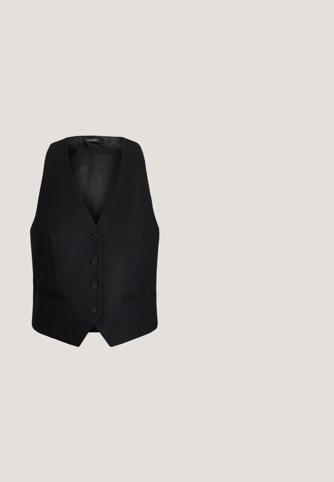 Zwarte vest met een V-halslijn, voorzien van zes knopen aan de voorkant, twee zijzakken en een textuurstof afwerking.; Zwart poloshirt van gestructureerde stof, met een kraag, korte mouwen en een knopenlijst met gouden knopen. Subtiel logodetail op de borst.; Donkerblauwe spijkerbroek van denim met een slim fit, voorzien van gouden accenten, vijf zakken en een gladde textuur. Klassiek design met rechte pijpen.; Zwarte leren sandaal met heel en open teen, slanke bandjes, een verstelbare enkelgesp en een vierkante blokhak. Glad oppervlak.; Zwarte cat-eye zonnebril met gradient lenzen. Beschikt over een slank kunststof montuur, een zilveren logo accent op de slaap, en gebogen armen.; Zwarte leren handtas met een gestructureerd ontwerp, voorzien van een ritsluiting, een afneembare schouderband en gouden hardwareaccenten.