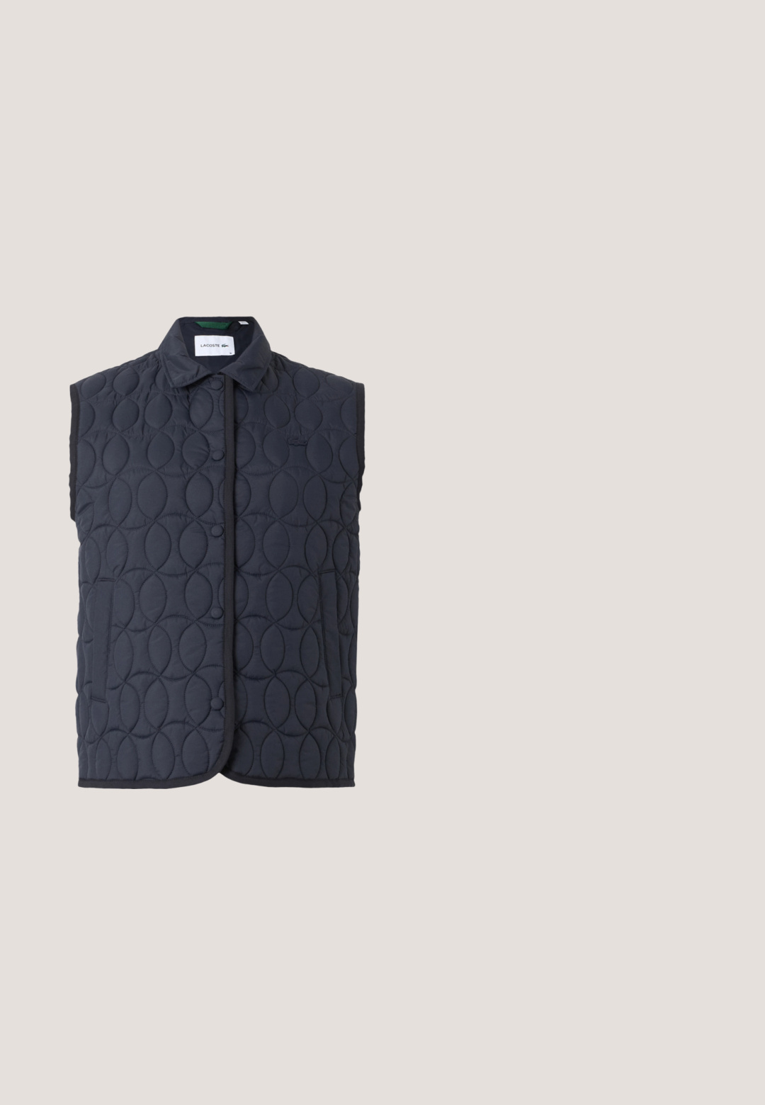 Mouwloos marineblauw gewatteerd vest met knoopsluiting, kraag, zijzakken en een cirkelvormig stikselpatroon, voorzien van het Lacoste-logo aan de binnenkant van de kraag.; Beige gebreide trui met een ribbelboord ronde halslijn en lange mouwen. Heeft ribbelboorden aan de manchetten en de onderkant. Subtiele geborduurde logo op de borst.; Poloshirt met korte mouwen in licht crèmewit met een V-hals en een contrasterend wit knoopsluiting. Soepele stof met een subtiele glans en een getailleerde pasvorm.; Zwarte geplooide rok met een effen voorpaneel, lussen voor een riem en zijzakken met rits.; Witte sportschoenen met een gladde synthetische lederen bovenkant, geperforeerde accenten, gewatteerde kraag en rubberen zool met goede grip. Zilveren logo detail.; Zwarte leren riem met een zwarte metalen gesp in de vorm van het woord "Karl" in cursief, opgerold tegen een witte achtergrond.