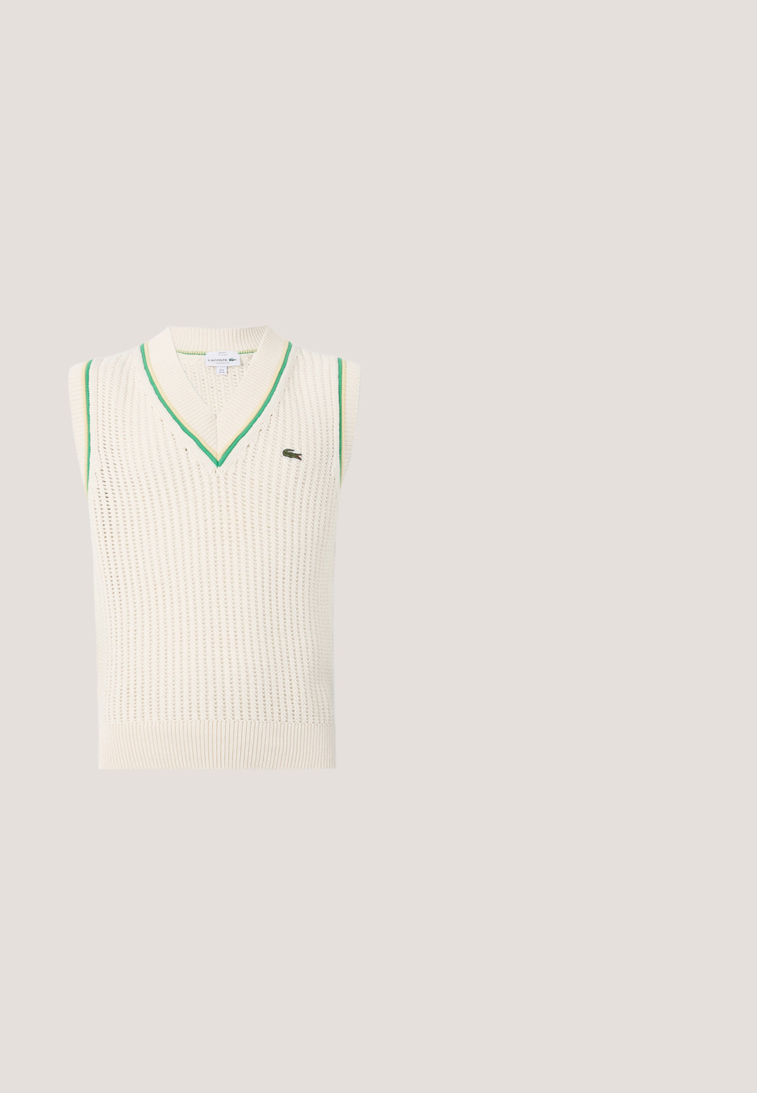 Suéter de punto sin mangas con escote en V en color crema, con detalles en verde a lo largo del escote y las sisas. Presenta una textura transpirable y un detalle de logo.; Camisa polo de manga larga azul marino con tapeta de botones y pequeño logo de cocodrilo verde en el pecho.; Pantalones cortos cargo azul marino hechos de tela suave, con una cintura elástica, dos bolsillos laterales y un pequeño detalle con logo en el bolsillo izquierdo.; Zapatilla deportiva blanca y gris con detalles verdes y logo, paneles de malla y una suela gruesa y acolchada, mostrada de lado sobre un fondo liso.; Bandolera negra hecha de tela texturizada, con cierre de cremallera, correa ajustable y un logo plateado de Lacoste en la parte frontal.; Pulsera de cadena plateada con un charm con el logo de un cocodrilo verde y cierre de langosta sobre un fondo gris claro.