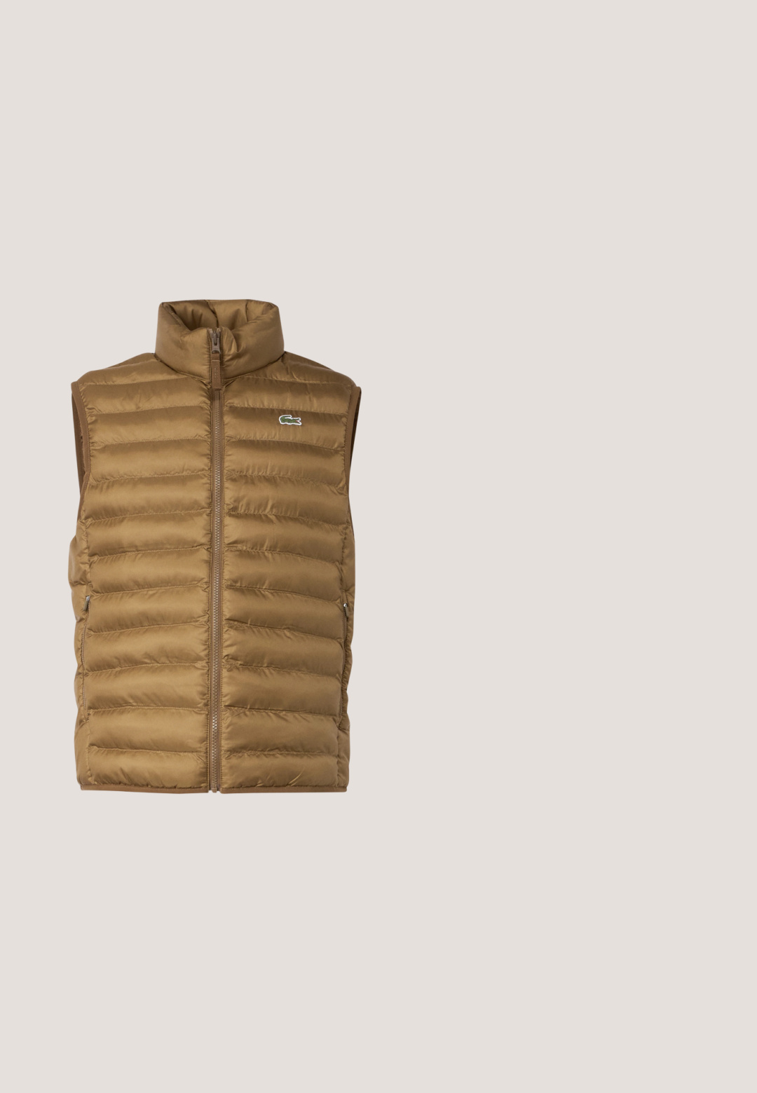 Gilet sans manches rembourré marron avec un col haut, fermeture éclair frontale et poches latérales. Présente un petit logo sur la poitrine.; Pull en maille blanche à col rond, à manches longues, avec un logo brodé vert sur la poitrine. Fabriqué dans un tissu en maille doux.; Matinique MAPOLO V HERITAGE - Polo - off white; Pantalon de jogging beige clair en coton, doté d'une taille élastique, de poignets en côtes et d'un logo vert avec un design de feuille sur la jambe gauche.; Baskets basses marron et beige avec lacets blancs et logo Pepe Jeans sur le côté, avec une semelle noire et des touches bleues.; Sac de voyage noir BOSS avec poignées supérieures, poche à fermeture éclair avant, bandoulière réglable et ferrures argentées sur fond blanc.