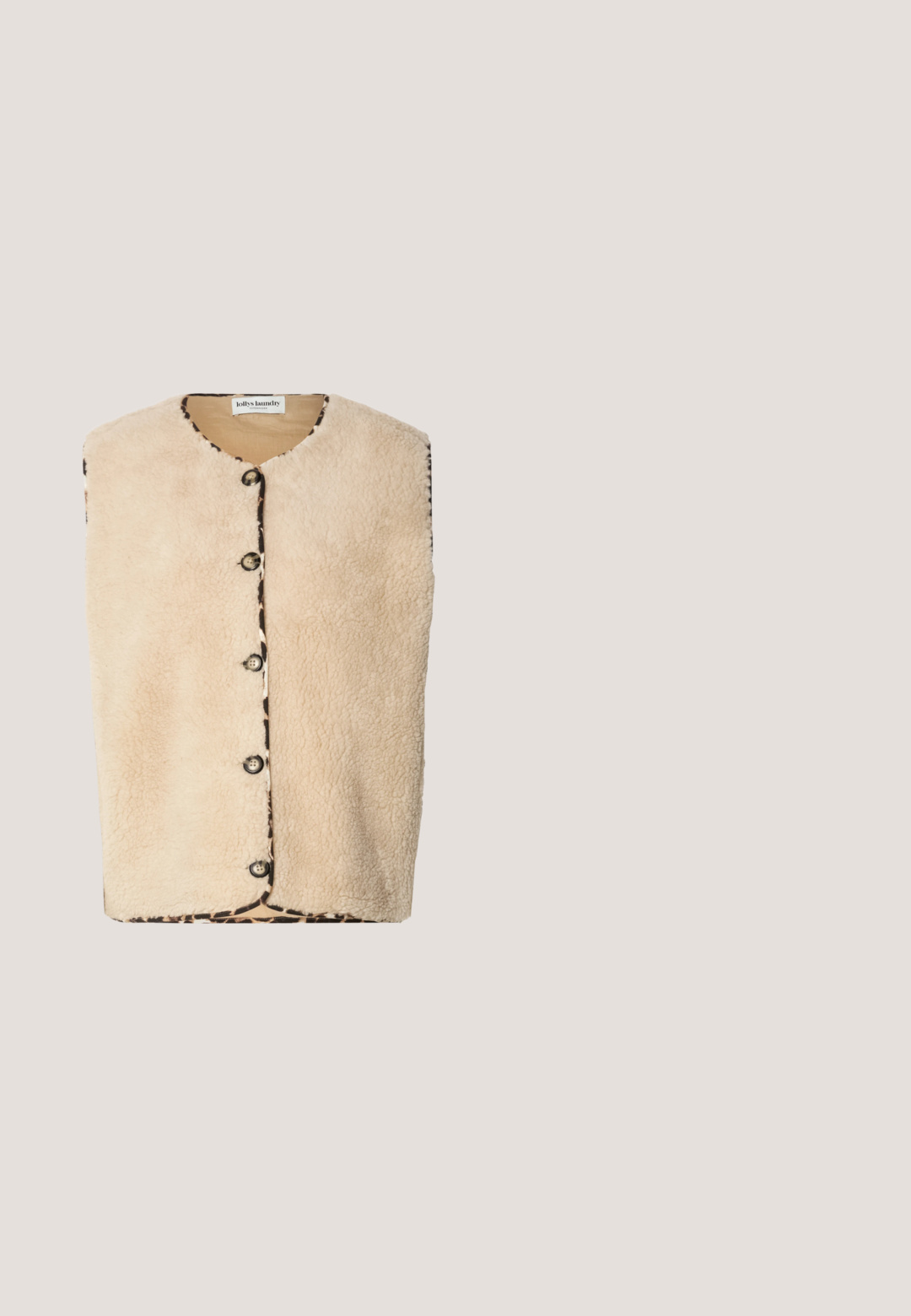 Beige neppelsen vest met een ronde hals, zwarte knoopsluitingen, en een patroonrand met een luipaardprint langs de randen.; Witte geribbelde coltrui met lange mouwen, gemaakt van rekbare stof. Heeft een getailleerd ontwerp en een hoge halslijn voor bedekking.; Bruine corduroy wijde broek met hoge taille, voorzien van een knoopsluiting aan de voorkant en twee zijzakken. Glad textuurstof.; Crème- en beige sneaker met een textuur bovenwerk, veters en een rubberen zool, gepresenteerd boven een houten oppervlak met kiezelstenen.; Kleine rechthoekige schoudertas van bruin suède met een dunne donkerbruine band en een gouden rits, met het merk "HUGO" in de hoek.; Twee glanzende gouden hoepel oorbellen in een gebogen ontwerp, met oranje accenten bij de oorpost, tegen een eenvoudige witte achtergrond.