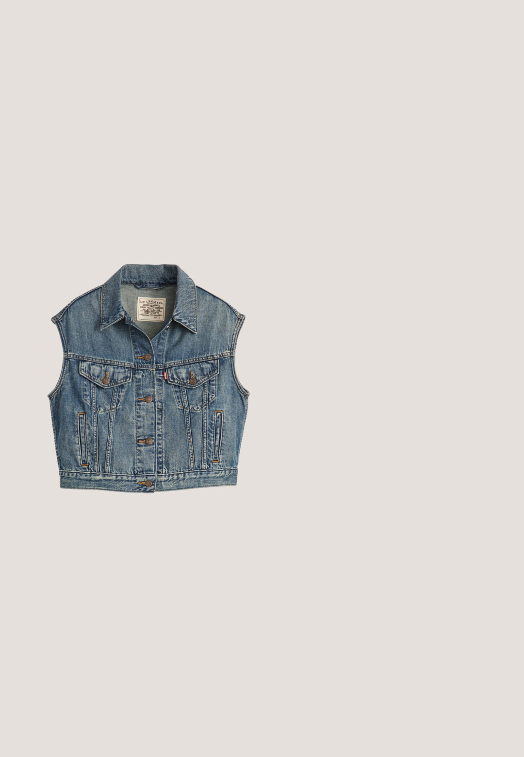 Gilet en denim bleu clair avec un col, fermeture à boutons sur le devant, deux poches poitrine avec rabats à boutons et poches latérales. Texture vieillie visible.; Chemise en denim bleu clair à manches longues, col pointu, deux poches poitrine, patte de boutonnage et texture subtile. Pas de motifs visibles.; Jeans en denim bleu avec une coupe droite, dotés de coutures visibles, d'une fermeture éclair et de cinq poches. Des zones décolorées ajoutent de la texture.; Botte de cow-boy en cuir marron avec un dessus en daim texturé, des coutures blanches détaillées, un bout pointu et un talon bas carré.; Sac fourre-tout en denim bleu clair avec doubles poignées et poche avant avec surpiqûres orange et une petite étiquette en tissu rouge.; Ceinture en cuir marron avec une large boucle en argent texturée. La ceinture a une finition lisse et comporte plusieurs trous de réglage.