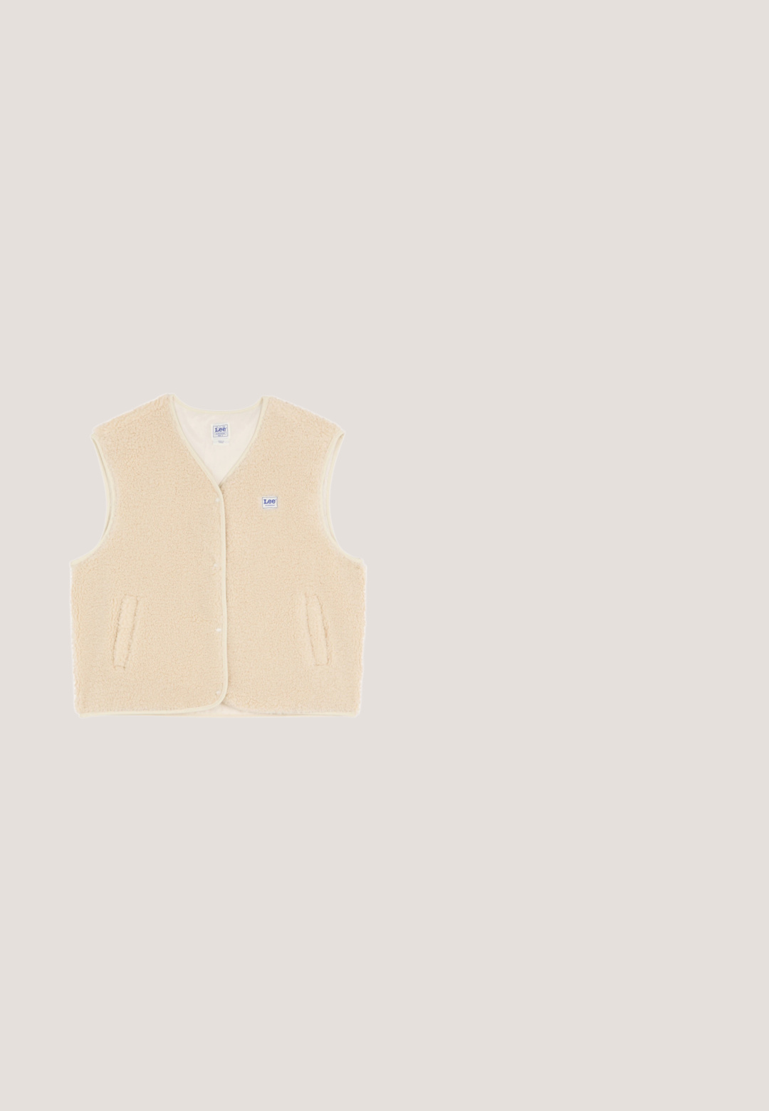 Veste sans manches beige en sherpa polaire avec deux poches avant et un petit patch logo Lee sur la poitrine gauche.; Pull oversized couleur crème avec des manches larges. Présente le texte "GOOD KARMA CLUB" en lettres fuchsia en gras sur la poitrine.; Pantalon beige à jambes larges avec ceinture élastique à cordon de serrage et motif monogramme subtil sur l'ensemble, posé à plat sur un fond blanc.; Bottine couleur crème avec un design matelassé, doublure en fourrure texturée, fermeture à lacets et semelle en caoutchouc avec des accents striés.; Sac à main en tissu sherpa beige avec des poignées, des bords en cuir marron et un charm décoratif, présentant le nom de la marque Liu Jo Milano en doré.; Bracelet en or avec un design en chaîne, comportant un pendentif en forme de cœur gravé de "GUESS AMORE" et un petit charme triangulaire.