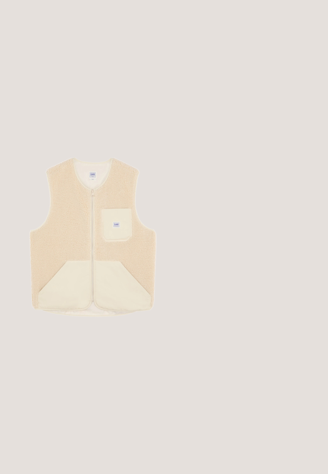 Beige Fleeceweste mit Frontreißverschluss, einer kleinen Brusttasche und zwei größeren Fronttaschen, hergestellt von der Marke Lee.; Beige und creme kariertes Vans Hoodie mit Fronttasche, langen Ärmeln und angenähter Kapuze auf weißem Hintergrund.; Beige Baumwoll-T-Shirt mit kurzen Ärmeln, Rundhalsausschnitt und kleinem weißen Logo auf der Brust. Glatte Textur mit lässiger Passform.; Braune Outdoor-Hose mit elastischem Bund, integriertem verstellbarem Gürtel, Seitentaschen und verstärkten Knie-Panels.; Grüne Wildleder-Sneaker mit weißer Gummisohle, Schnürdesign, gepolstertem Kragen und DC-Logo an der Seitenpartie.; Olivgrüne Bauchtasche aus strapazierfähigem Material, mit einem schwarzen Reißverschluss, einem reflektierenden hellblauen Streifen und einer Seitenbefestigung für Schlüssel.