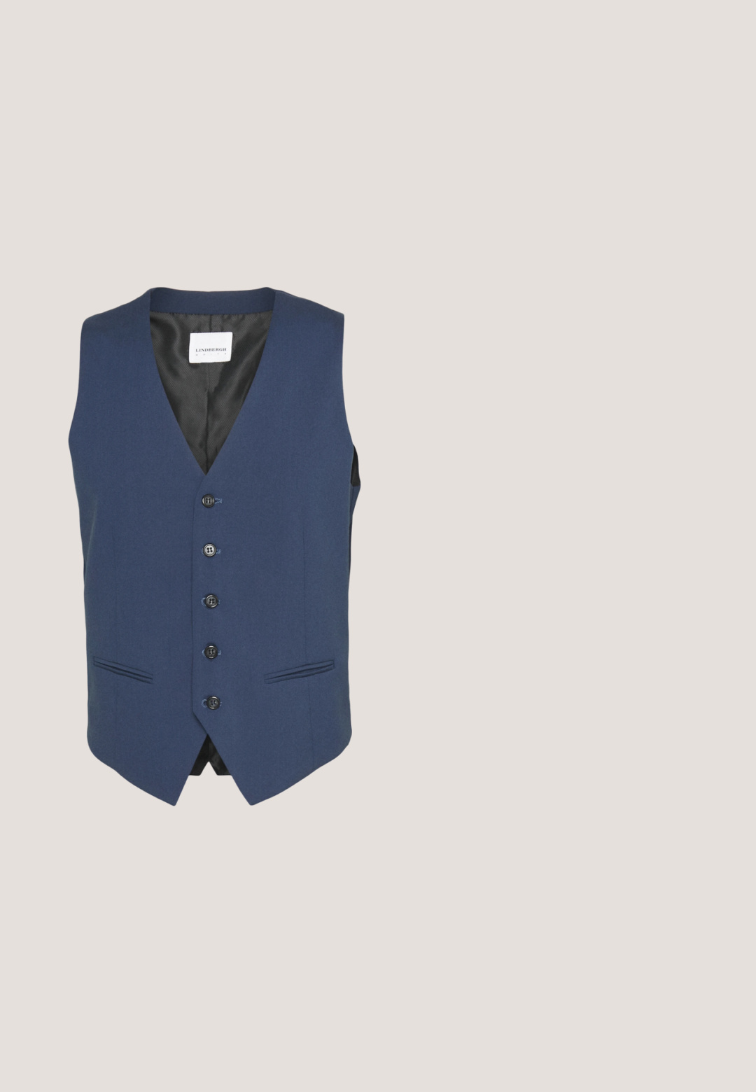 Navyblauwe vest gemaakt van gladde stof, met een V-hals, sluiting met zes knopen, twee paspelzakken en een zwarte voering.; Lichtblauwe overhemd met knopen in een gladde stof, met een klassieke kraag, lange mouwen en vijf knopen aan de voorkant met bijpassende manchetten.; Beige katoenen broek met een ontspannen pasvorm, elastische tailleband, knoopsluiting en zijzakken. Gladde textuur en taps toelopend ontwerp van de pijpen.; Marineblauwe suède dresschoen met een ronde neus, vetersluiting en een gestapelde hak. Glad van textuur met zichtbare stikseldetails.; Zwarte leren tas met een gestructureerd oppervlak, dubbele handgrepen en een afneembare schouderriem. Bevat zilveren ritsen en minimalistische ontwerpelementen.; Bruine leren riem met een gepolijste zilveren metalen gesp, met een gladde textuur en meerdere verstelgaten langs de band.