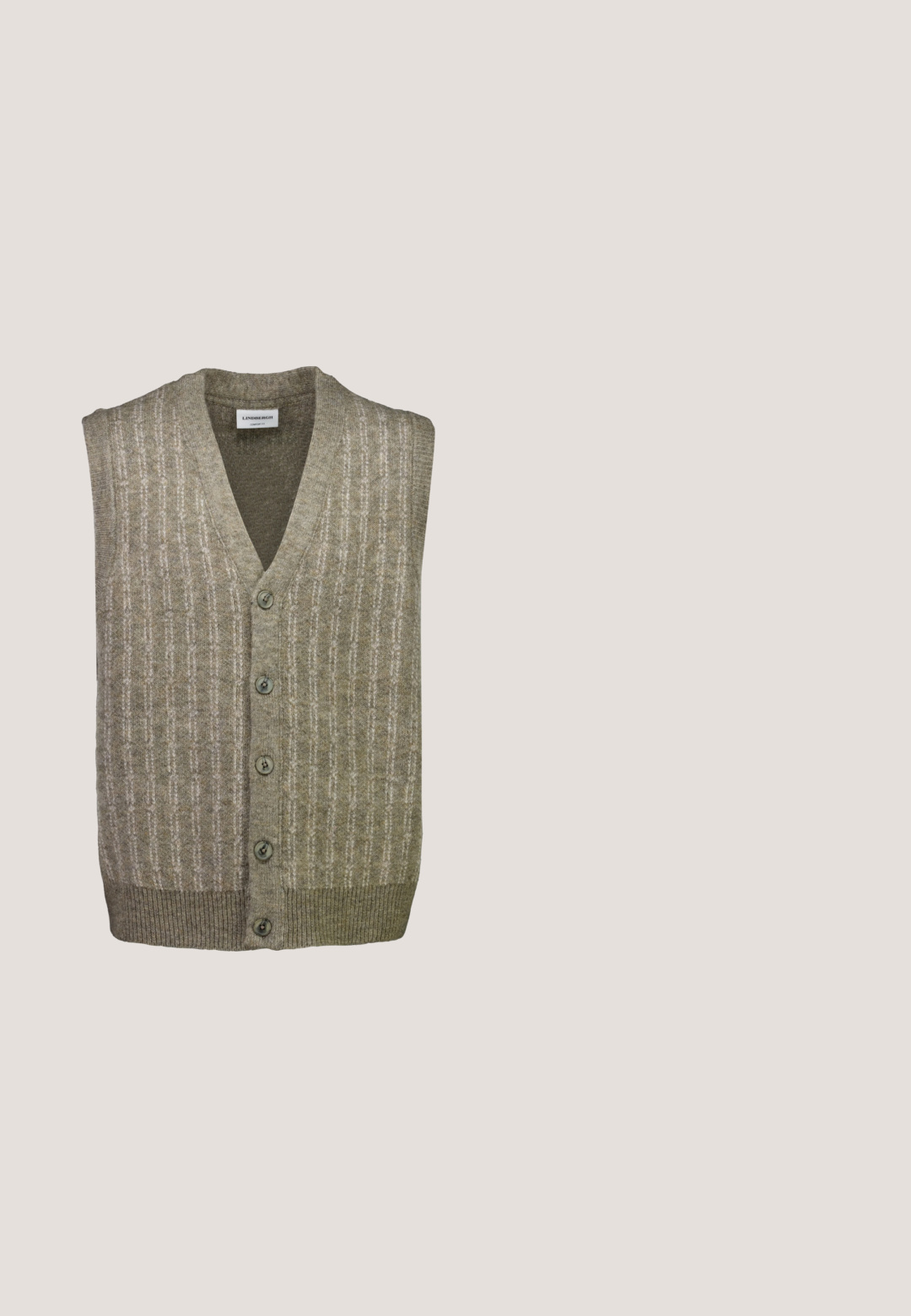Geknoopte wollen mouwloze vest met V-hals, subtiel verticaal patroon, in beige en lichtbruine tinten.; Bruine gebreide cardigan met ruitpatroon, V-hals, geribbelde mouwen en zoom, en een sluiting aan de voorkant met vier donkere knopen.; Selected Flannel - Overhemd - pure cashmeredetail:mixed w. oatmeal; Bruin corduroy stof met verticale ribbels, zachte textuur en een diepe, rijke kleur, geschikt voor bekleding of kleding.; Bruine leren nette schoen met een ronde neus, vetersluiting, brogue-details en een lage, platte zwarte zool. Gladde textuur overal.; Bruine versleten leren schoudertas met een handvat bovenop en een verstelbare schouderriem van donker stof, minimale stiksels en een klep sluiting.