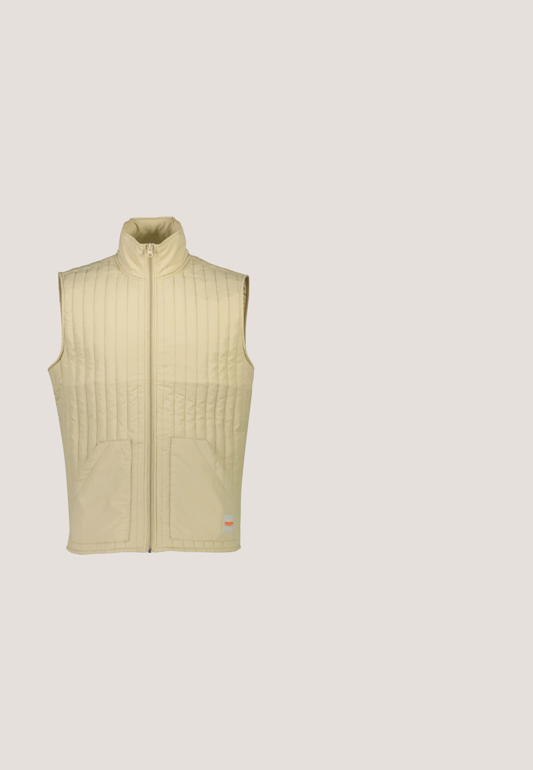 Lindbergh VERTICAL QUILTED WAISTCOAT - Vest - dk sand; Beige zip-up sweater lavet af blødt strikstof, med en høj krave og lange ærmer med ribbede manchetter og kant. Minimalistisk design.; Lyse beige kortærmet t-shirt lavet af bomuld, med rund hals og en lille brystlomme til venstre. Tekstureret krave detalje.; Beige bomuldsbukser med afslappet pasform, elastik i taljen og snøre. Har sidelommer og lige ben. Ingen synlige mønstre.; Brun lædersneaker med rundet tå, perforerede detaljer, flade snørebånd og hvid gummisål. Glat tekstur med sorte accenter.; Lysebrun rektangulær toilettaske med brun læderkant, sidehåndtag og frontmærke i læder prentet med "Howard London."