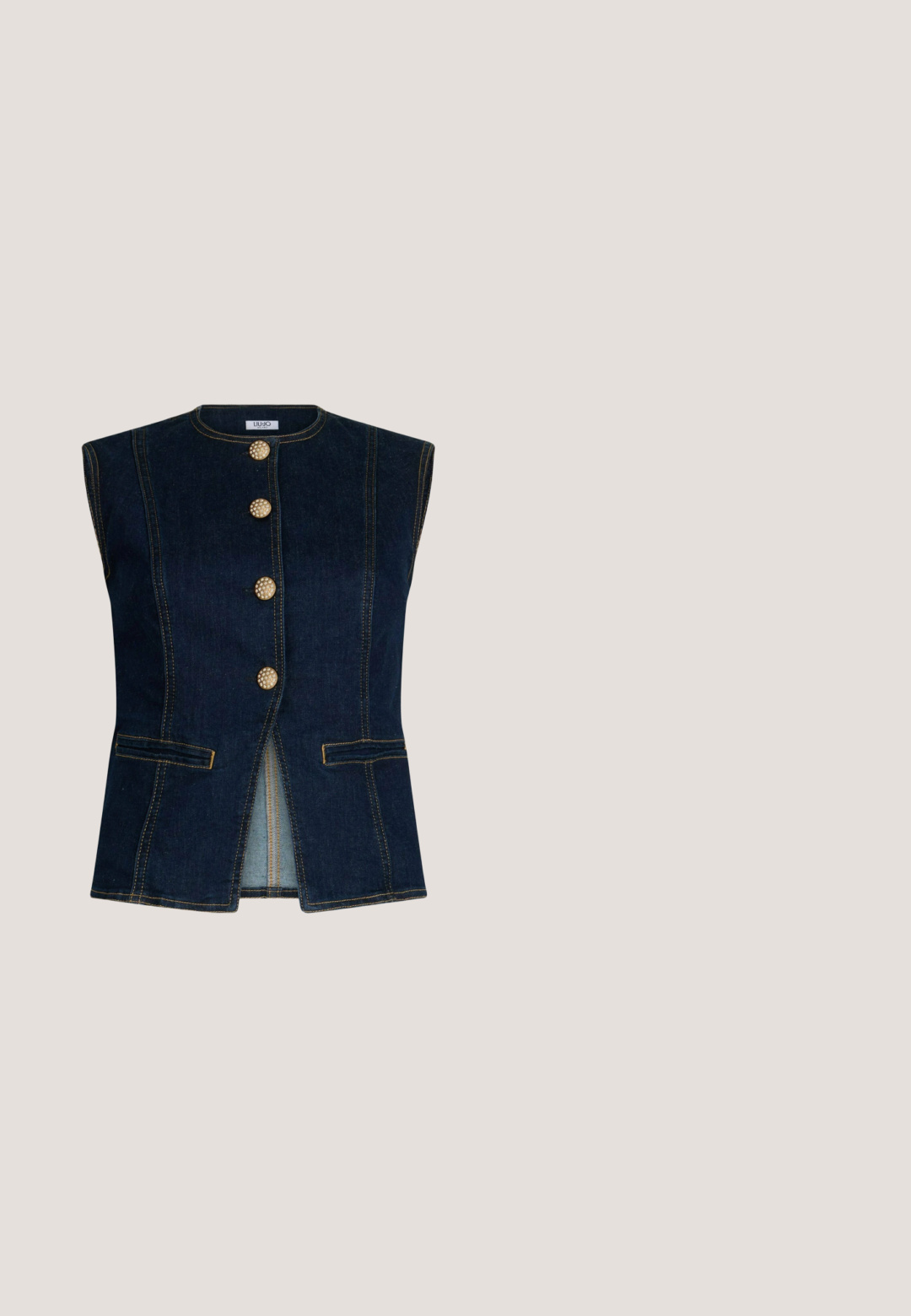 Ärmellose dunkle Denimweste mit vier dekorativen goldenen Knöpfen vorne und zwei horizontalen Einschubtaschen auf jeder Seite.; Weißes geripptes Tanktop mit hohem Halsauschnitt und marineblauen Akzenten an den Kanten. Verfügt über ein kleines Logo unten rechts. Dehnbares Material.; Hellbeige Shorts mit vertikalen blauen Blumenstreifen und einem vorderen Tunnelzugbund.; Blaue Denim-Sneaker mit weißer Blumenstickerei, strukturierter Seilmittelsohle und weißen Schnürsenkeln. Flache Gummilaufsohle. Niedrig geschnittenes Design.; Gestreifte Tragetasche mit blauen und weißen Streifen, aus gewebtem Material. Verfügt über zwei blaue Lederhenkel und ein kleines goldenes Logo auf der Vorderseite.; Armband mit kleinen blauen Perlen, unregelmäßigen weißen Perlen, goldenen Abstandperlen und einer goldenen, verstellbaren Karabinerverschlusskette.