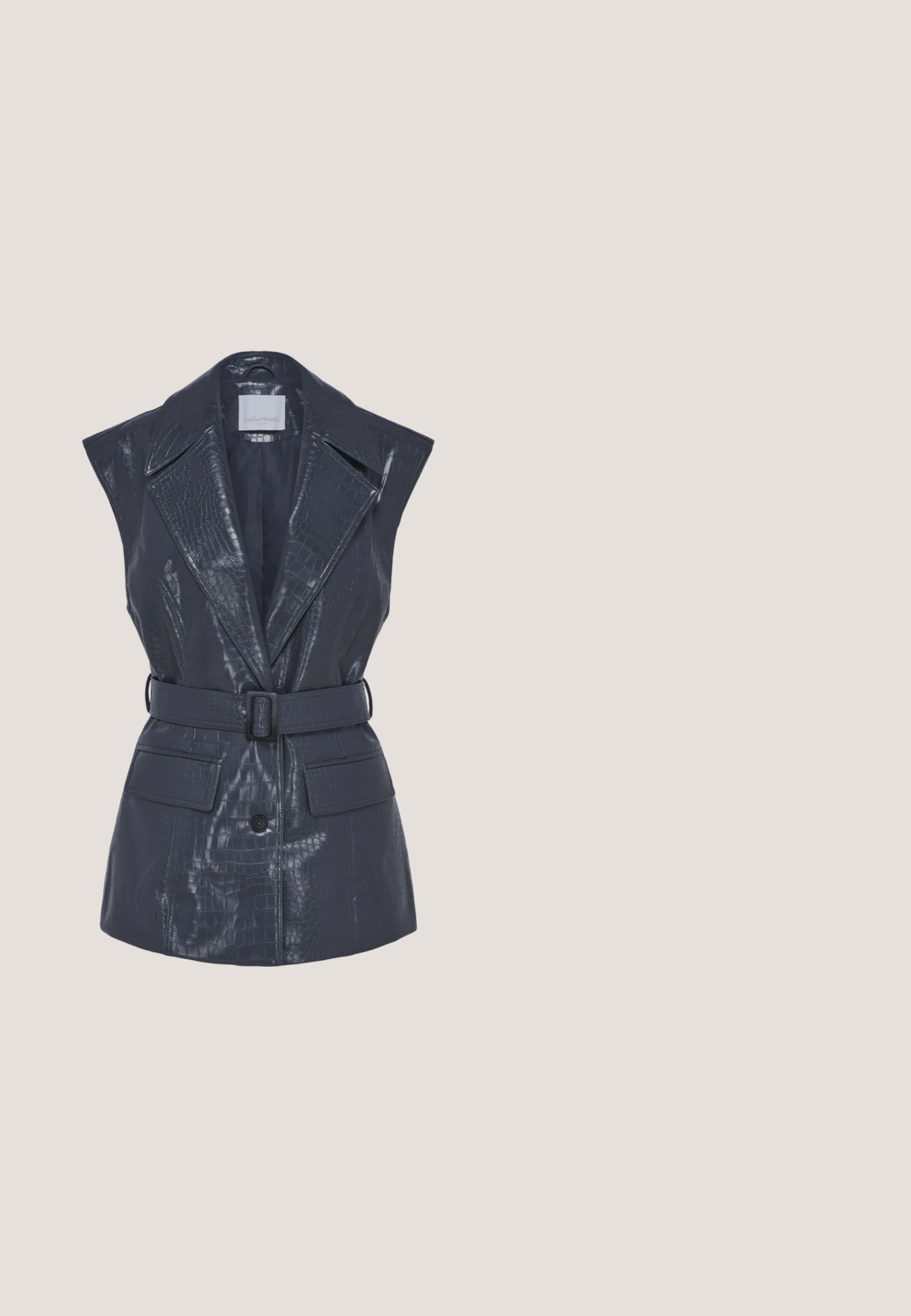 Gilet sans manches noir en similicuir à texture crocodile, larges revers, taille ceinturée, deux poches avant à rabat et fermeture par un bouton.; Haut noir à manches longues avec une partie supérieure en résille transparente, présentant un motif texturé et de subtils accents scintillants. Encolure ronde, design ajusté.; Pantalons à motif peau de serpent en noir et gris, avec une coupe droite, une fermeture éclair sur le devant et des accents métalliques à la taille.; Talons hauts slingback noirs avec un embout pointu, présentant un détail de boucle en argent brillant et un talon fin. Texture en cuir lisse, design minimaliste.; Sac à main noir avec une finition brillante et texturée. Dispose d'une courte poignée et d'une sangle détachable avec "LAGERFELD" imprimé en blanc.; Petites boucles d'oreilles créoles ton argent avec un motif texturé le long du bord extérieur et des attaches en plastique transparent, présentées sur un fond clair.