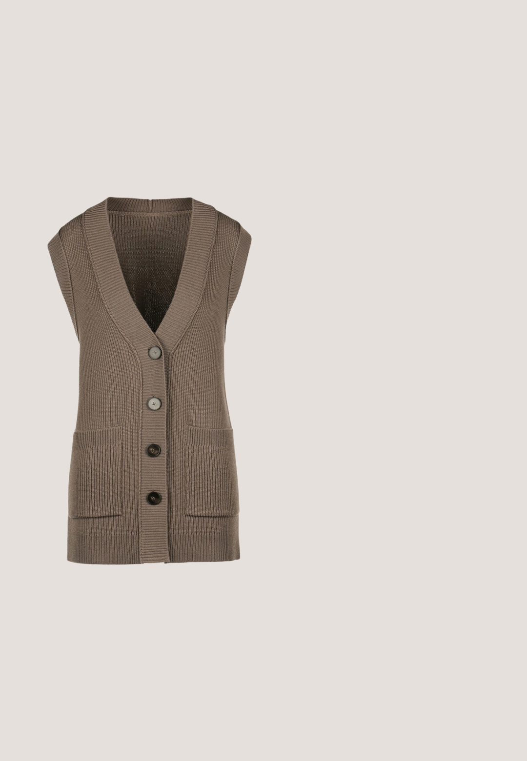 Gilet côtelé sans manches en marron, avec un col en V, cinq boutons et deux poches frontales. Le tissu texturé offre une apparence confortable.; Pull noir à col roulé à manches longues, coupe ajustée avec bords côtelés au niveau du col, des poignets et de l'ourlet.; Pantalon évasé en cuir marron avec une texture lisse, comprenant une fermeture à bouton et des poches avant. Le design comprend un ourlet évasé et des jambes ajustées.; Bottines en daim marron avec un nez pointu, un petit Talon de type kitten, et un détail élastique sur le côté pour un ajustement parfait. Design simple sans ornementation supplémentaire.; Lunettes de soleil ovales en écaille de tortue avec des verres foncés et des accents dorés sur les branches, posées sur une surface blanche.; Sac à main en cuir marron foncé avec deux poignées et ferrures dorées, comprenant un pendentif rond en or et un petit logo embossé à l'avant.