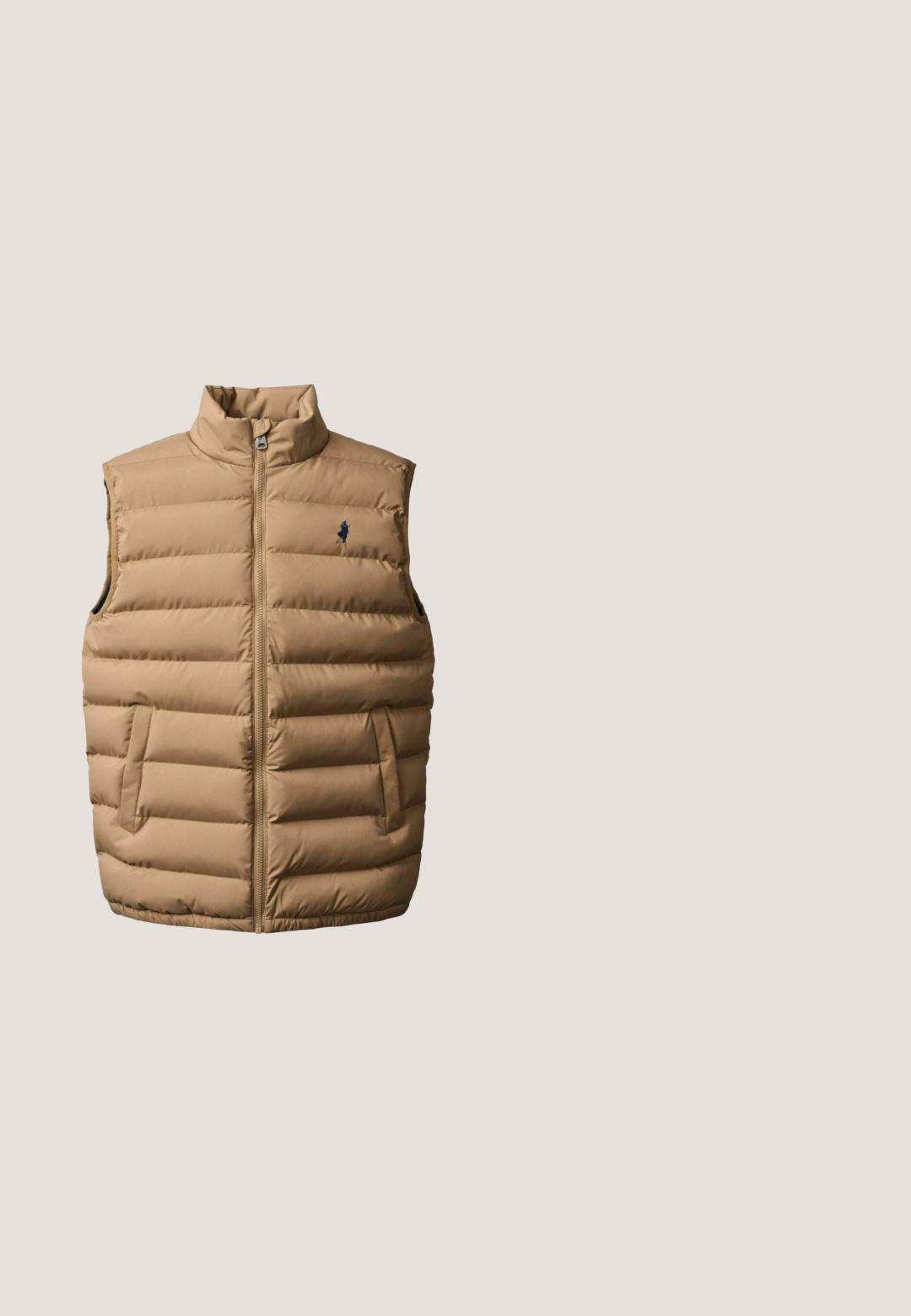 Tanfarvet puffer-vest med høj krave, lynlås og sidelommer. Har vandrette quiltede sektioner og en lille broderet logo.; Lys beige sweater med et tekstureret ribmønster, rund hals og lange ærmer. Fremstillet af et blødt, strikket materiale for komfort.; Marineblå langærmet poloshirt med krave og røde vandrette dobbeltstriber på kroppen og ærmerne.; Beige chinos med en afslappet pasform, lavet af letvægtsbomuld, med elastisk talje, sidelommer og en enkelt baglomme.; Brune ruskinds sneakers med beige snørebånd, hvid gummisål og en mørkeblå hælaccent. Har syede detaljer og et afslappet design.; Brun lærred skuldertaske med flaplukning, der har to læderremme, metalbeslag og en sidelomme med lynlås.