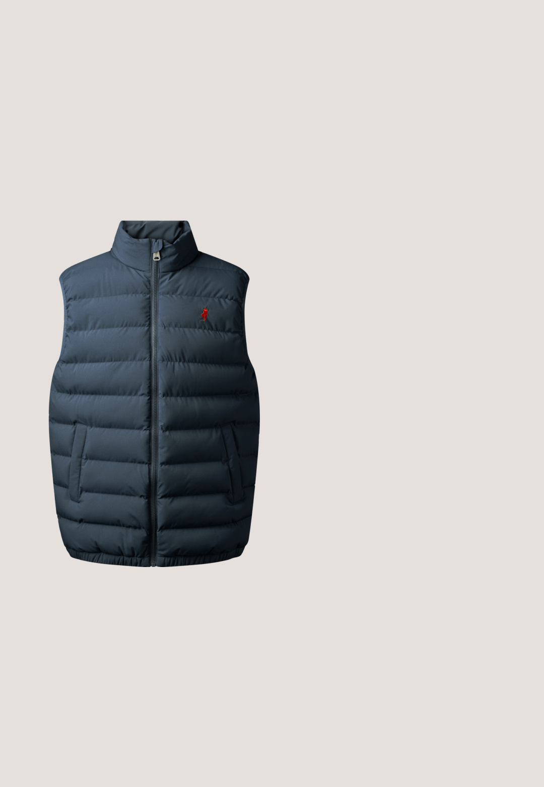 Marineblauer gesteppter ärmelloser Weste mit Frontreißverschluss, zwei Seitentaschen und kleinem roten gestickten Logo auf der Brust.; Blaues Sweatshirt mit Rundhalsausschnitt, langen Ärmeln, gerippten Bündchen und Saum sowie einem kleinen Markenlogo auf der linken Brust.; Weißes T-Shirt mit kurzen Ärmeln, subtil geprägten abstrakten Tiermustern und einem schwarzen BOSS-Label innen am Kragen.; Hellblaue Denim-Jeans weisen ein gerades Bein Design mit einem klassischen Knopfverschluss, fünf Taschen und subtilen Ausbleichungen für zusätzliche Textur auf.; Weißer niedriger Sneaker mit strukturierter Sohle, Mesh-Obermaterial, Schnürung vorne, schwarzem Fersenlasche und "BOSS"-Logo an der Seite.; Quadratische Schildpatt-Sonnenbrille mit dunkelblauen Gläsern und "Ferragamo"-Logo an den Bügeln.