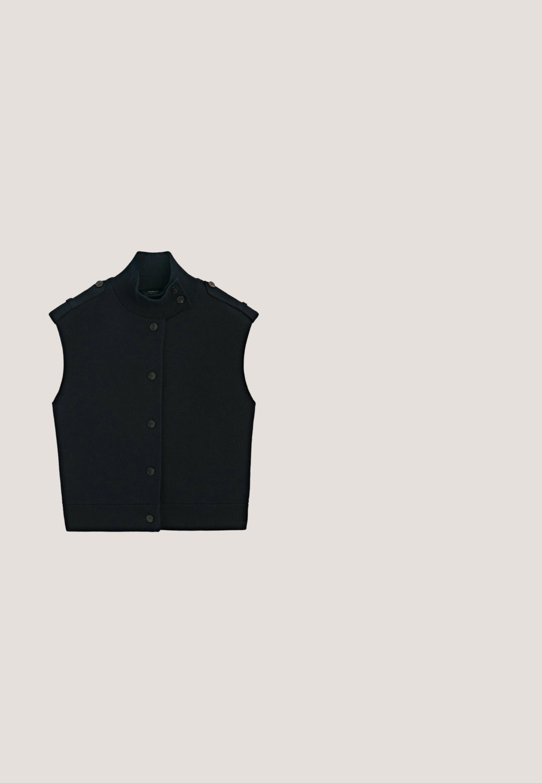 Sort ærmeløs strikket vest med høj krave, knaplukning foran og knapdetaljer på skuldrene mod hvid baggrund.; Sort langærmet t-shirt med rund hals lavet af tekstureret stof, med en lige kant og syede detaljer ved kraven og skuldrene.; Sorte formelle bukser med lige ben og sidelommer, vist fladt mod en hvid baggrund.; Sorte ruskind loafers med rund tå, slip-on design og gyldne hardwaredetaljer. Har en tekstureret gummisål med små riller.; Sorte solbriller med firkantet stel, mørke linser og subtile gyldne accenter på de øverste hjørner af stellet.; Sort læder clutch taske med buet klap og gyldent sammenflettet C-formet lukke foran i midten.
