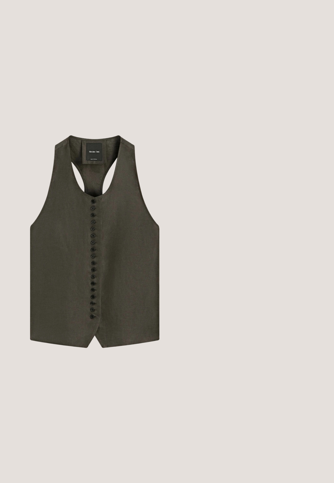 Mørk olivengrøn ærmeløs vest med forreste række af 16 sorte knapper og en V-formet kant, etiket med mærke og oprindelse indeni kraven.; Olivengrøn ærmeløs camisole-top med tynde spaghettistropper og en diskret V-formet halsudskæring på en hvid baggrund.; Brune løstsiddende bukser med elastisk talje og manchetter, med snøre og sidelommer.; Flad brun ruskind slidesandal med bred rem og firkantet guldbeslag, sort sål, minimalistisk design.; Skildpaddesolbriller med grønne linser, vinkelret design, brede rammer og udtalt brynlinie. Struktureret overflade tilføjer dybde.; Rektangulær olivengrøn vævet håndtaske med to flettede håndtag og åben top, med et tekstureret, sammenflettet mønster.